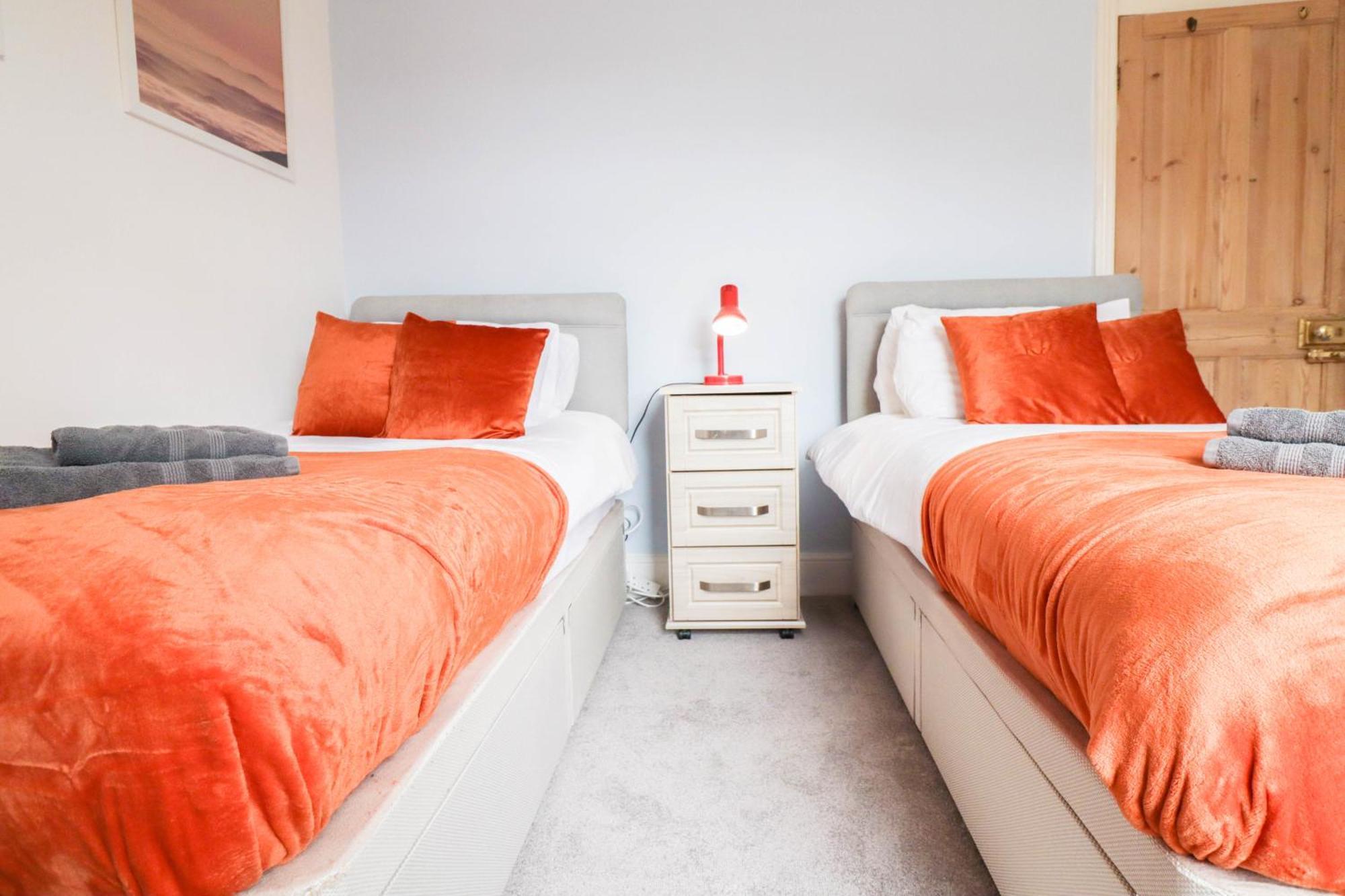 Recently Redecorated 4-bedroom With Free Wifi * Portsmouth