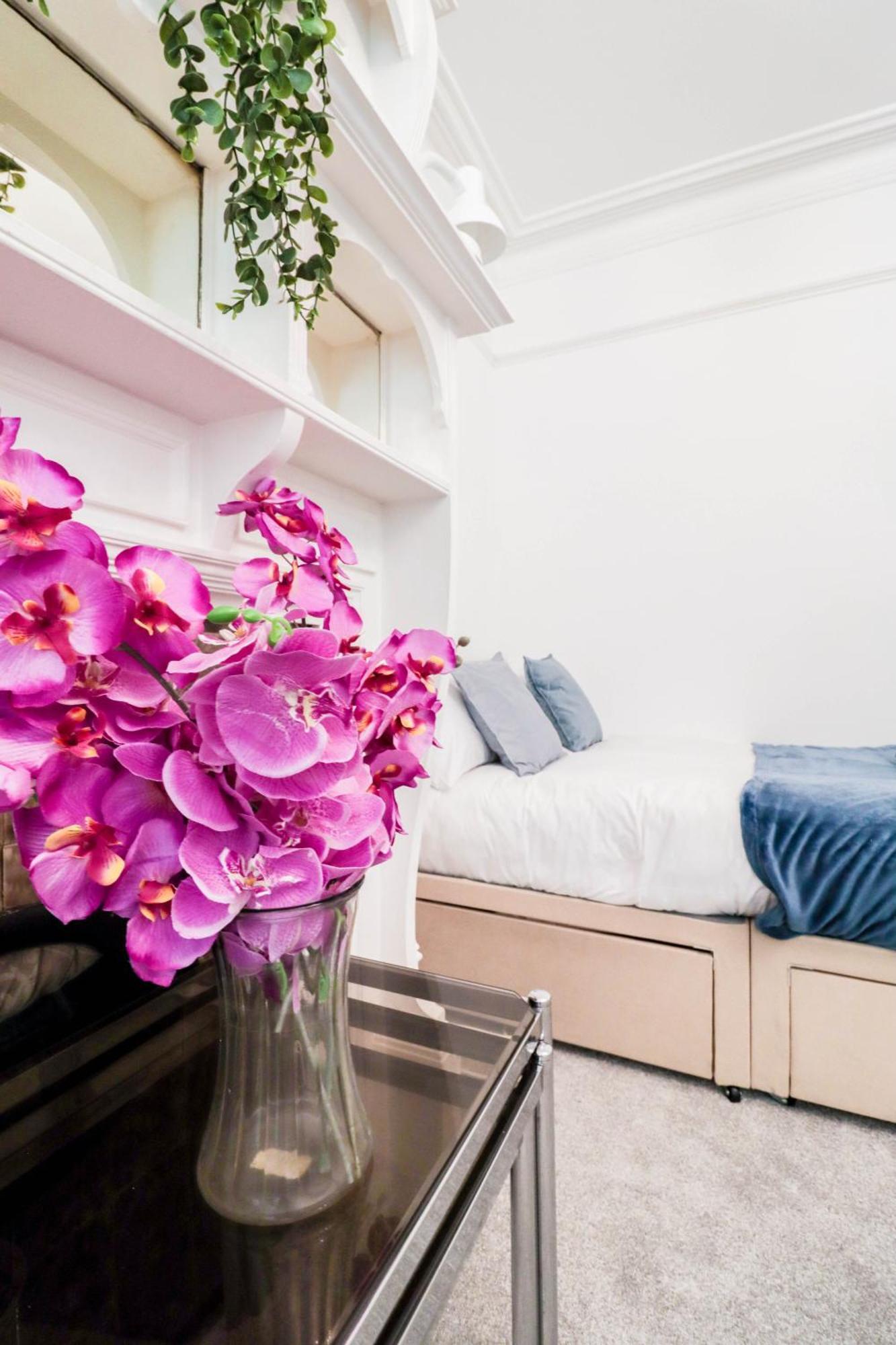 Apartment Recently Redecorated 4-bedroom With Free Wifi *