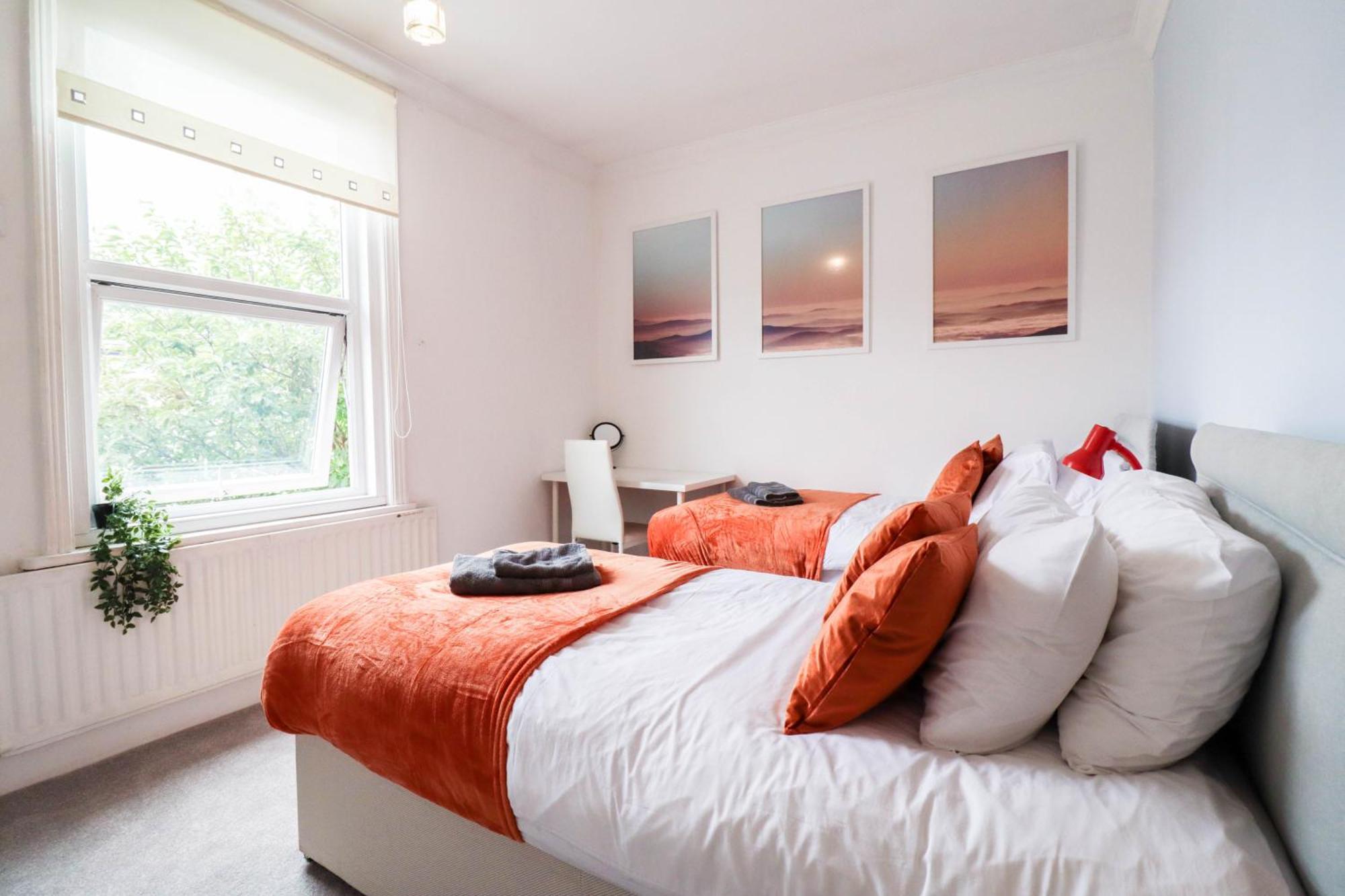 Recently Redecorated 4-bedroom With Free Wifi Apartment *