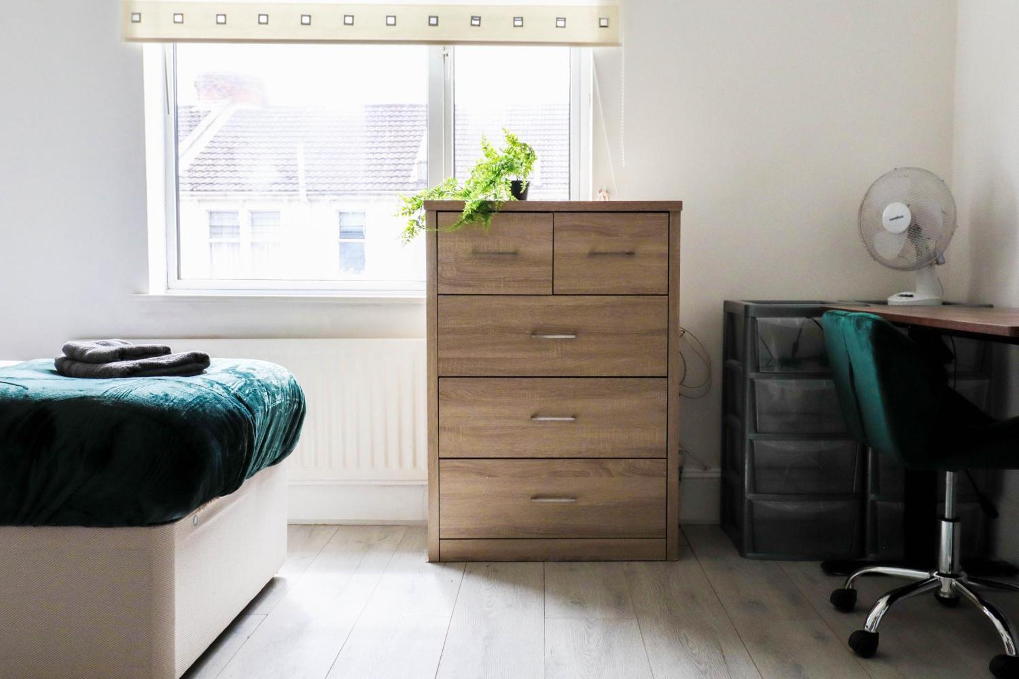 Recently Redecorated 4-bedroom With Free Wifi Apartment *
