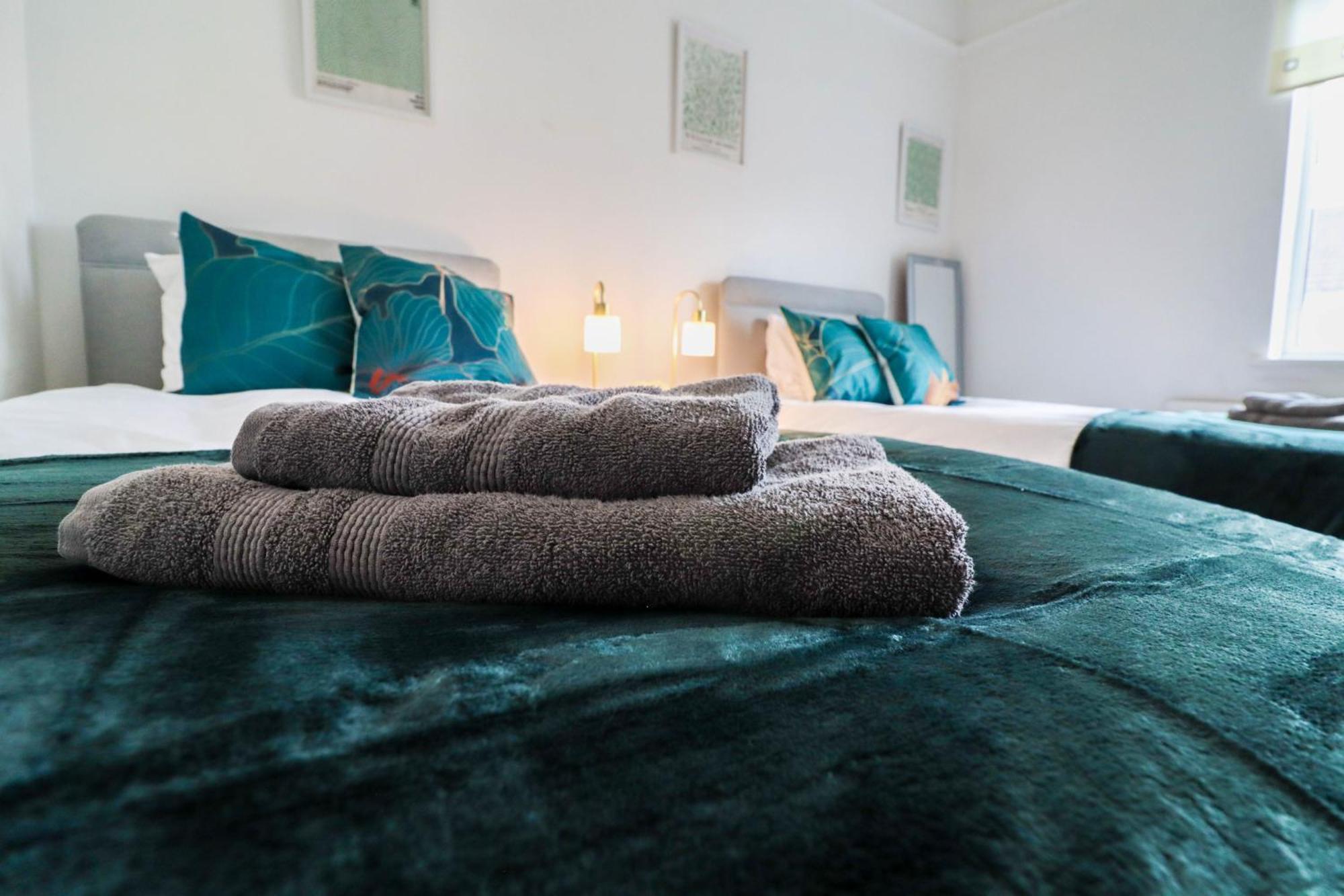 Recently Redecorated 4-bedroom With Free Wifi *