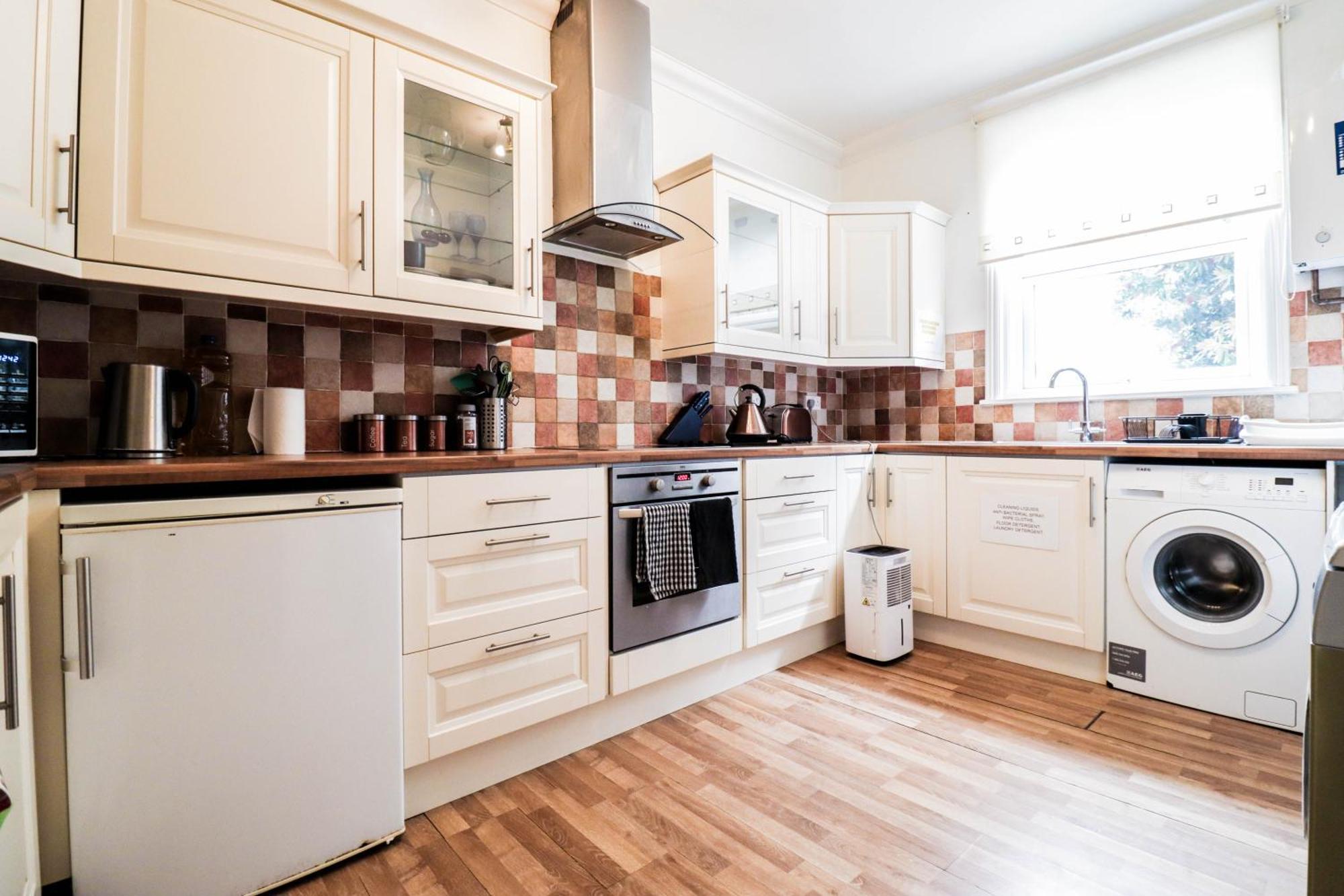 Recently Redecorated 4-bedroom With Free Wifi Apartment