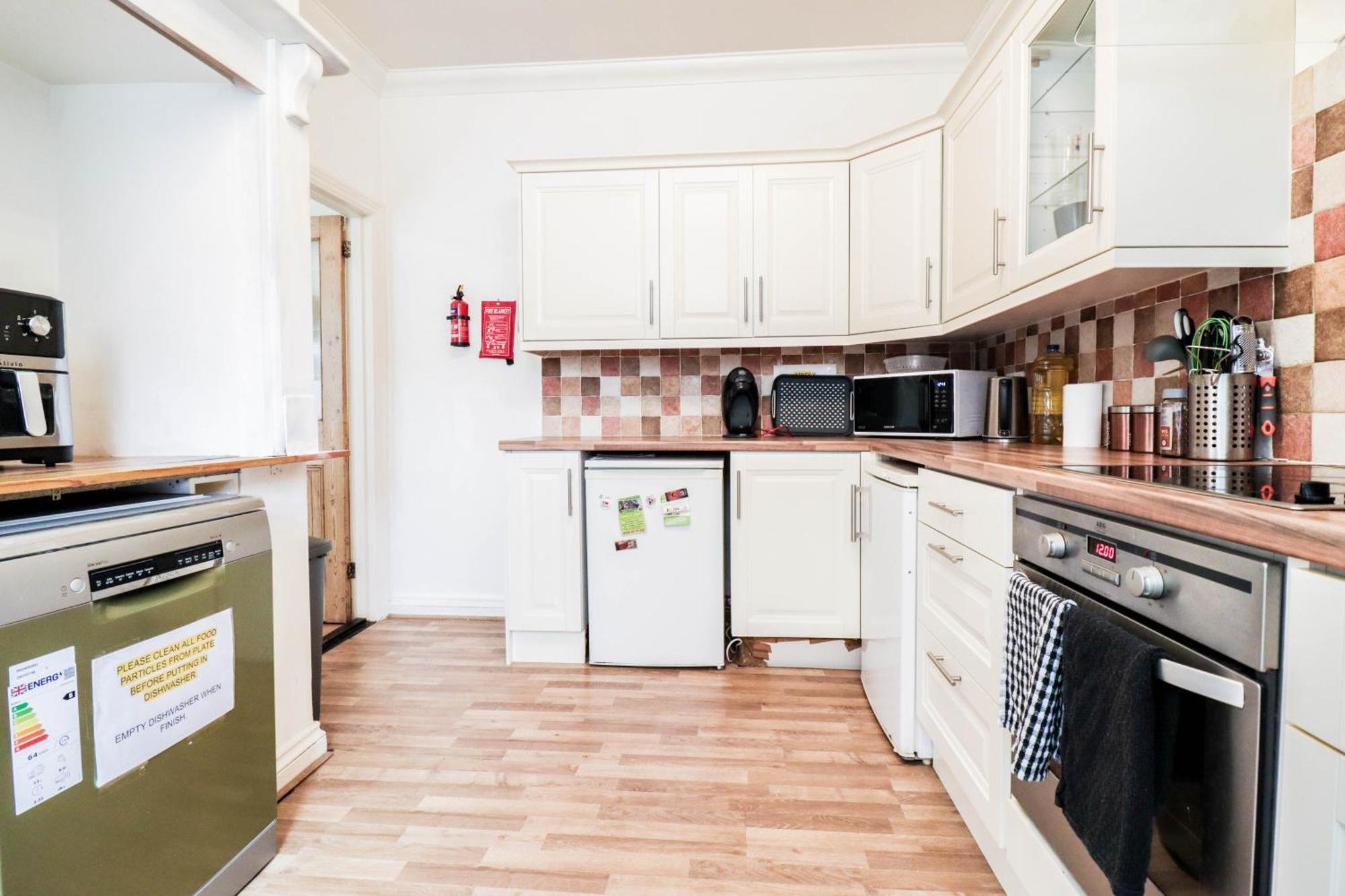 Recently Redecorated 4-bedroom With Free Wifi Apartment