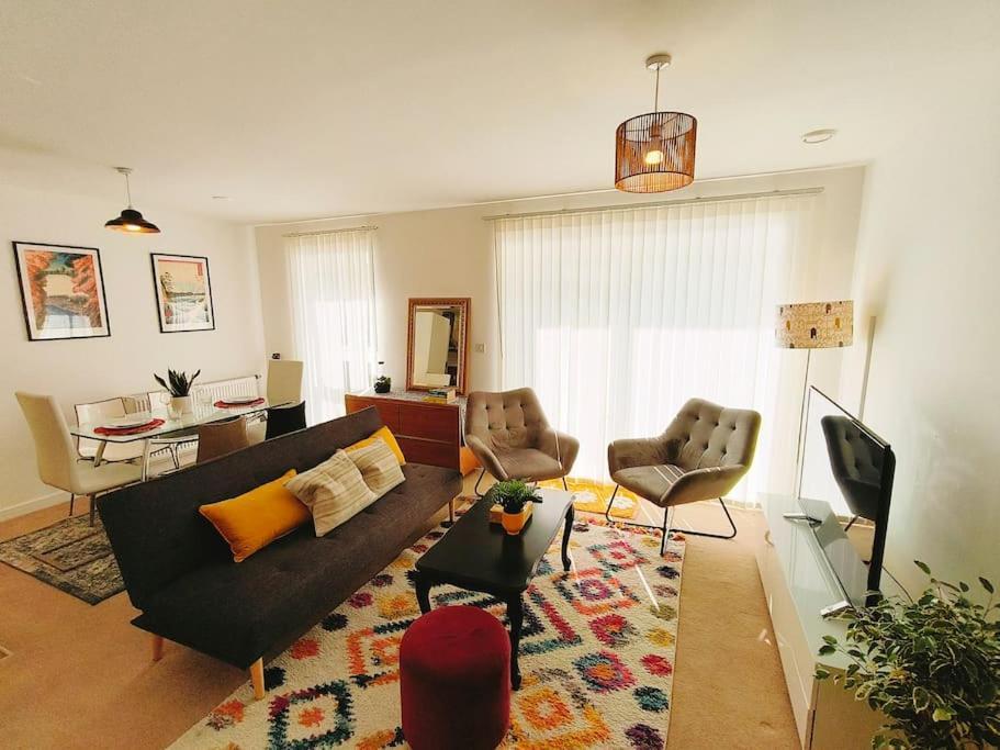 Issara 49 - Great Location & Private Parking Apartment