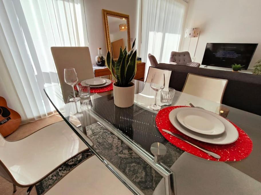 Issara 49 - Great Location & Private Parking Portsmouth