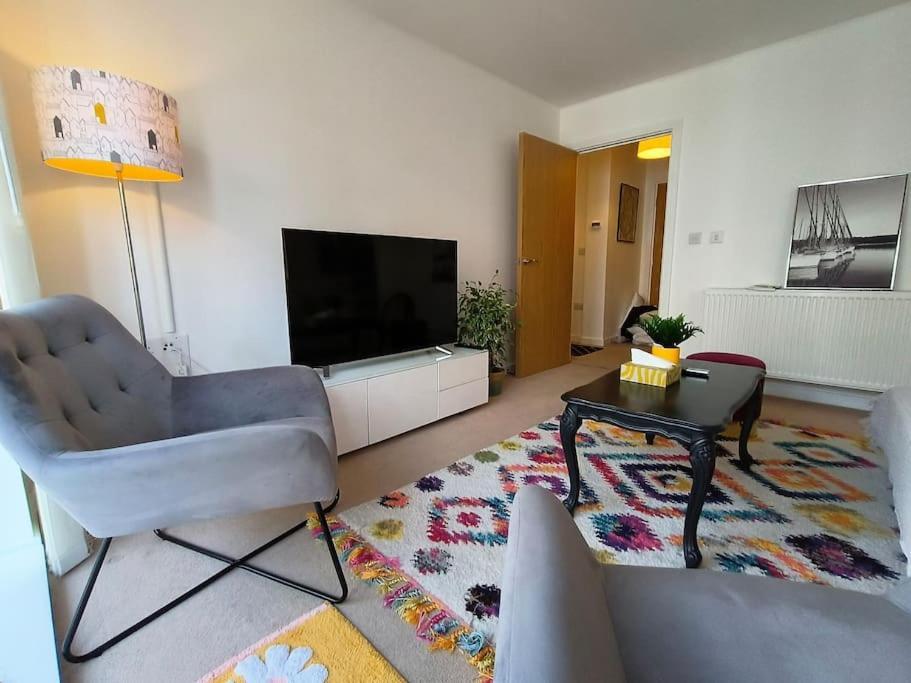 Issara 49 - Great Location & Private Parking Apartment