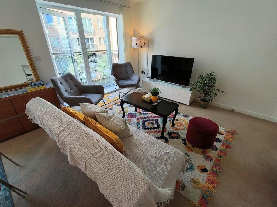 Apartment Issara 49 - Great Location & Private Parking *