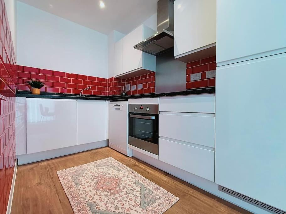 Issara 49 - Great Location & Private Parking Apartment