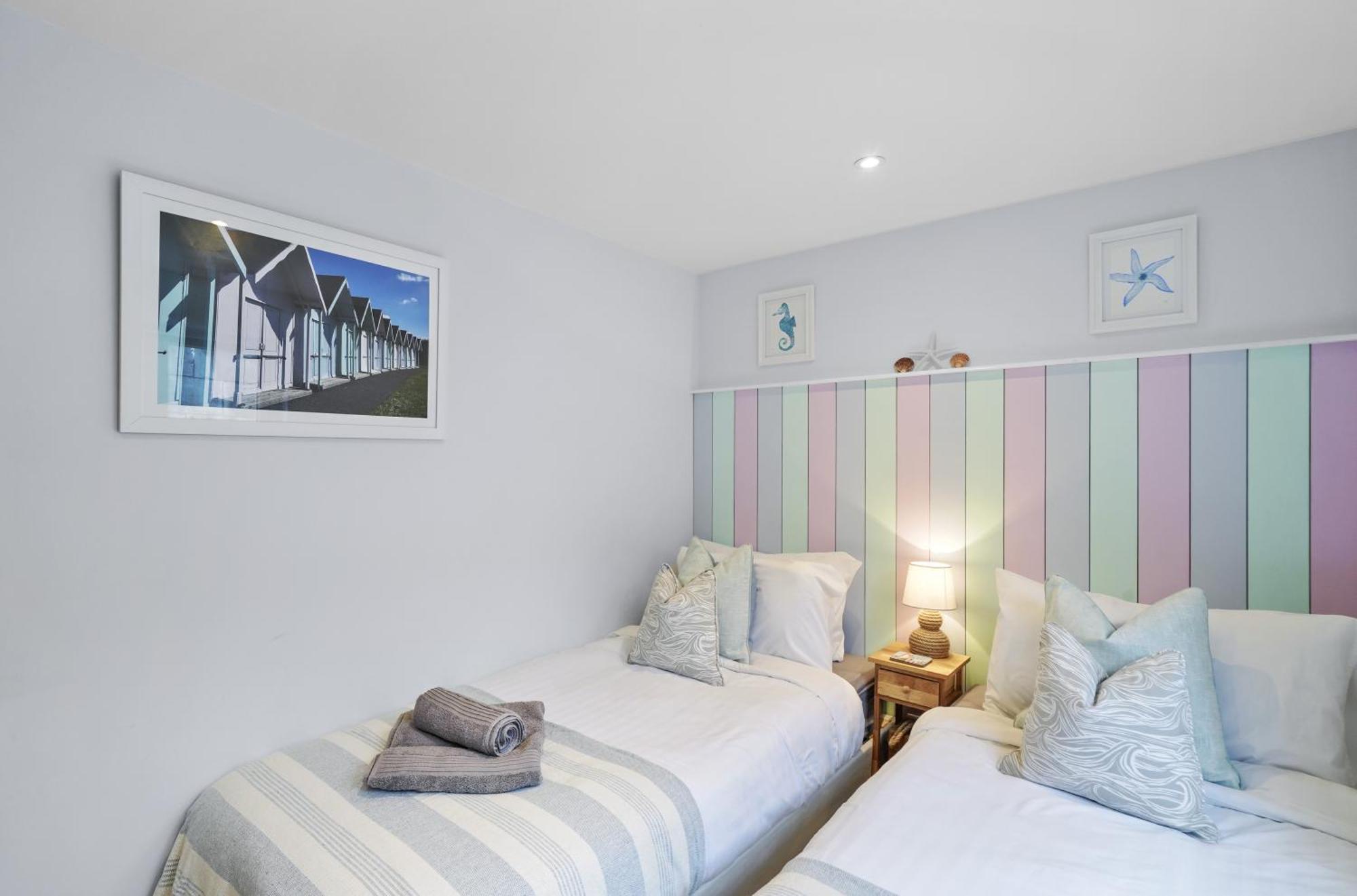 Blue Puffin Stays: Spacious 3-bed Townhouse With Free Parking Holiday home Portsmouth