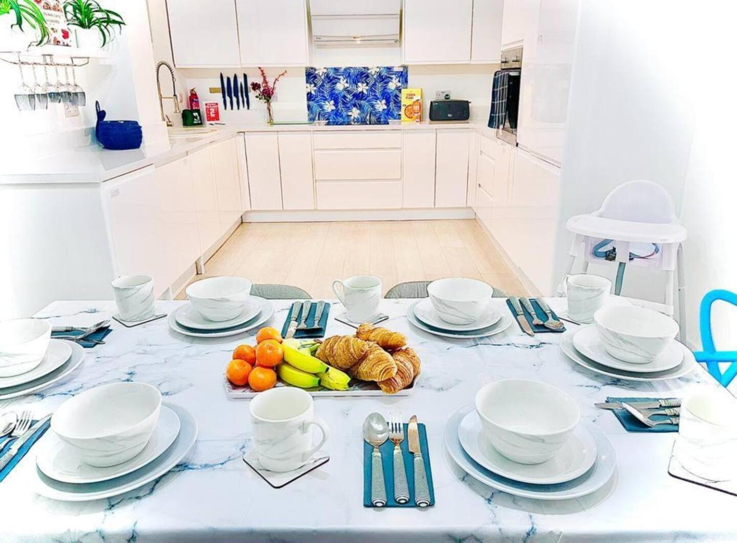Stunning 3 Double Bedroom Front Apartment *