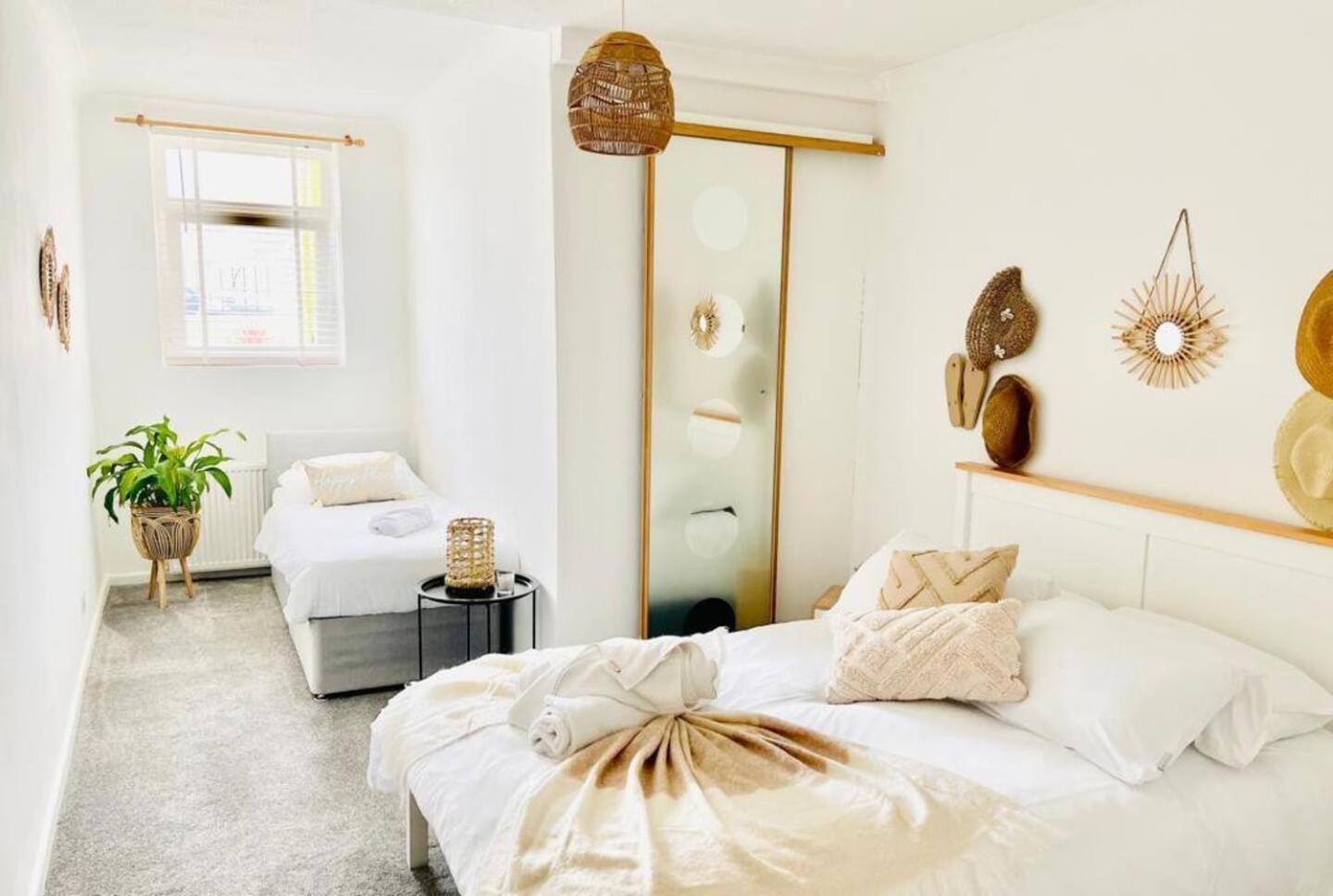 Apartment Stunning 3 Double Bedroom Front *