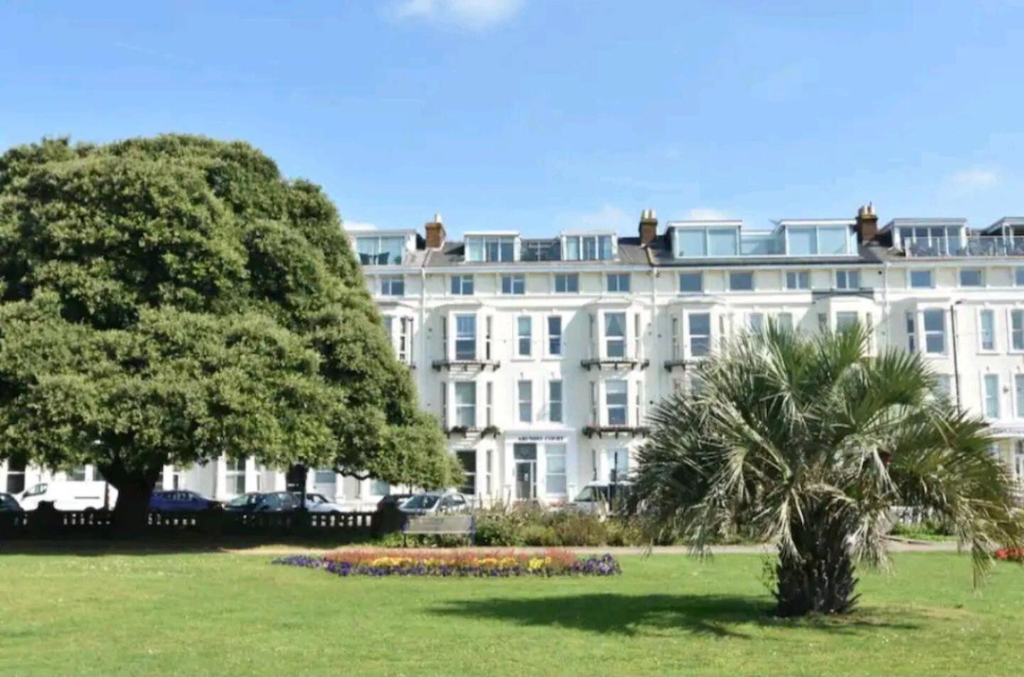 Stunning 3 Double Bedroom Front * Portsmouth
