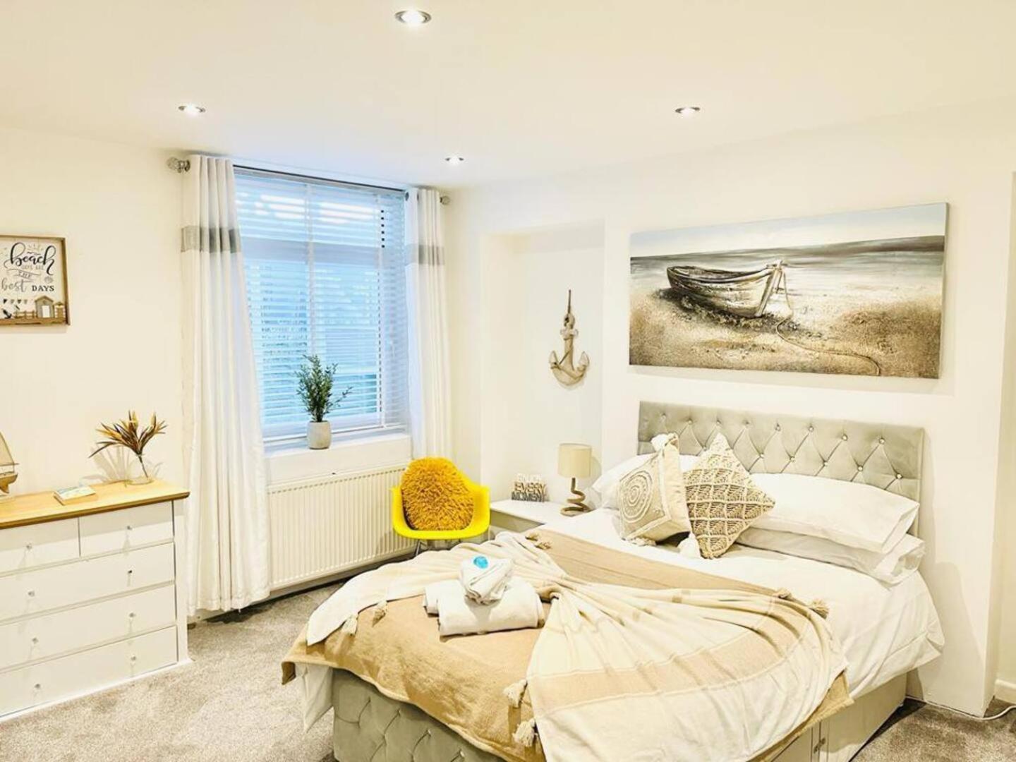 Stunning 3 Double Bedroom Front Apartment *