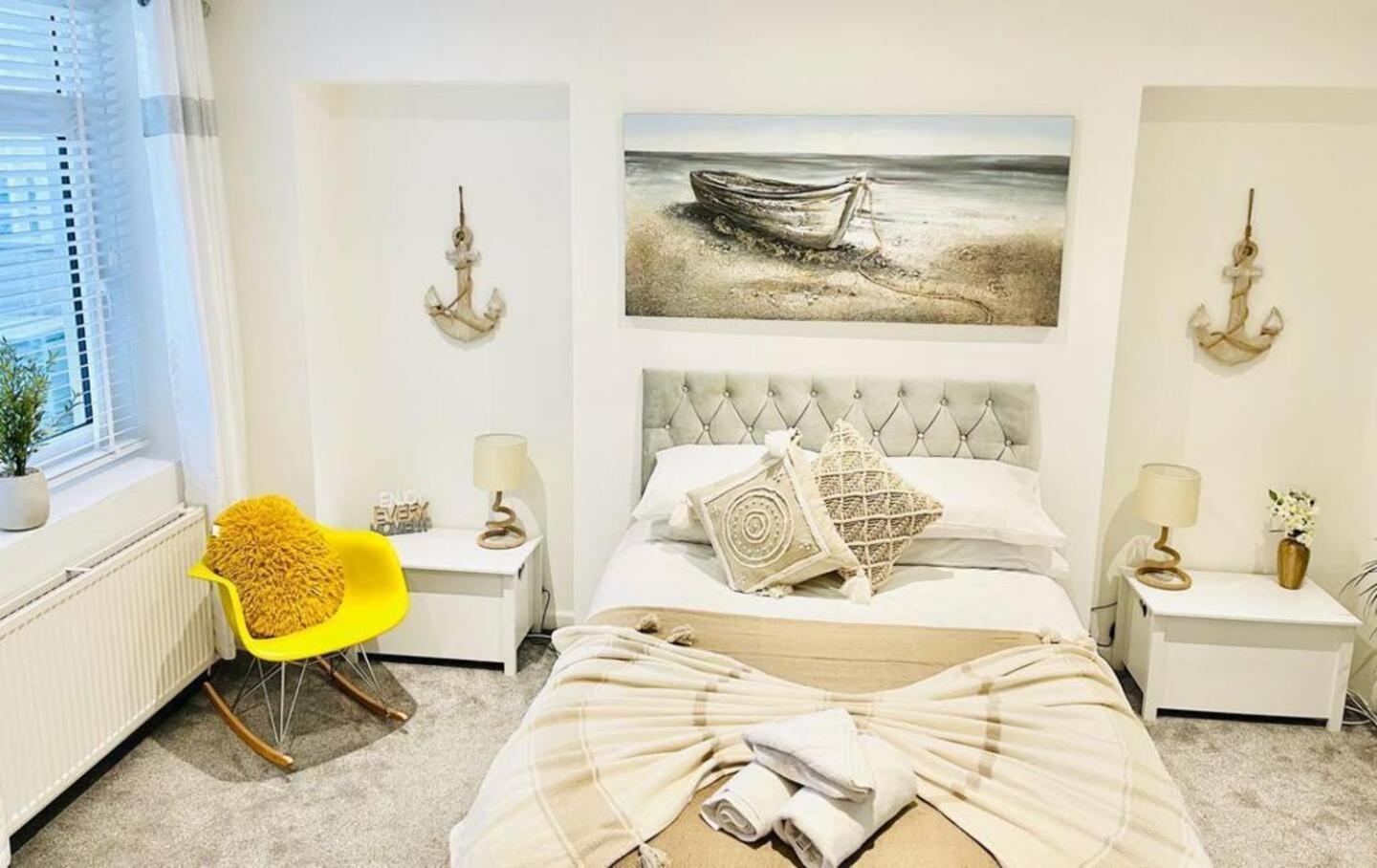 Apartment Stunning 3 Double Bedroom Front *