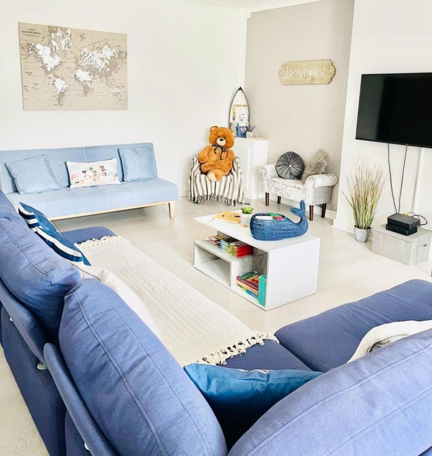 Stunning 3 Double Bedroom Front Apartment *