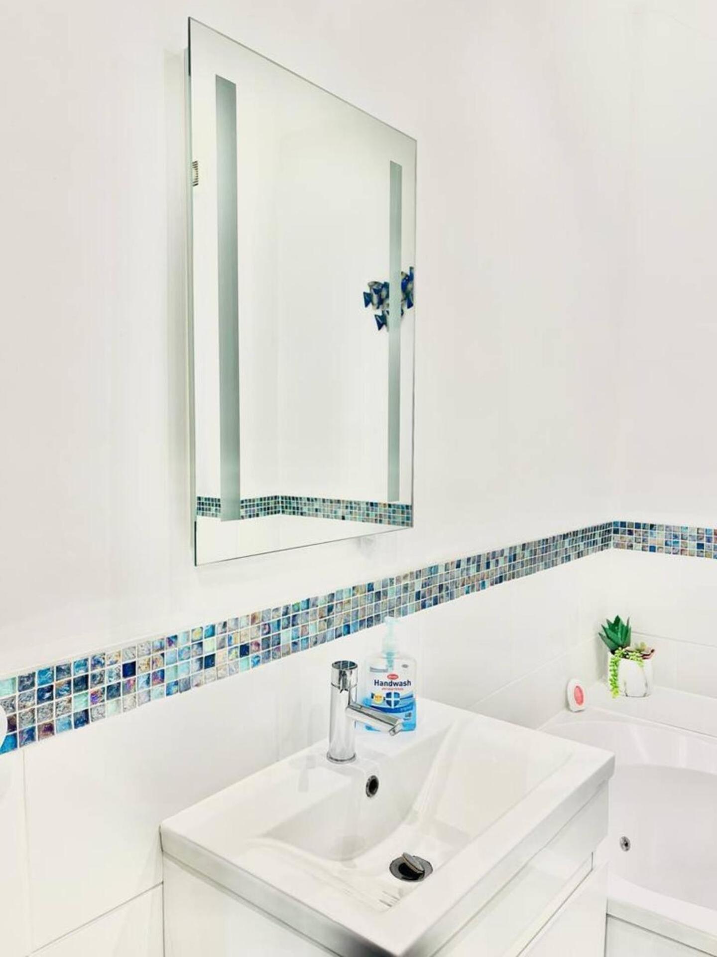 Stunning 3 Double Bedroom Front Apartment *