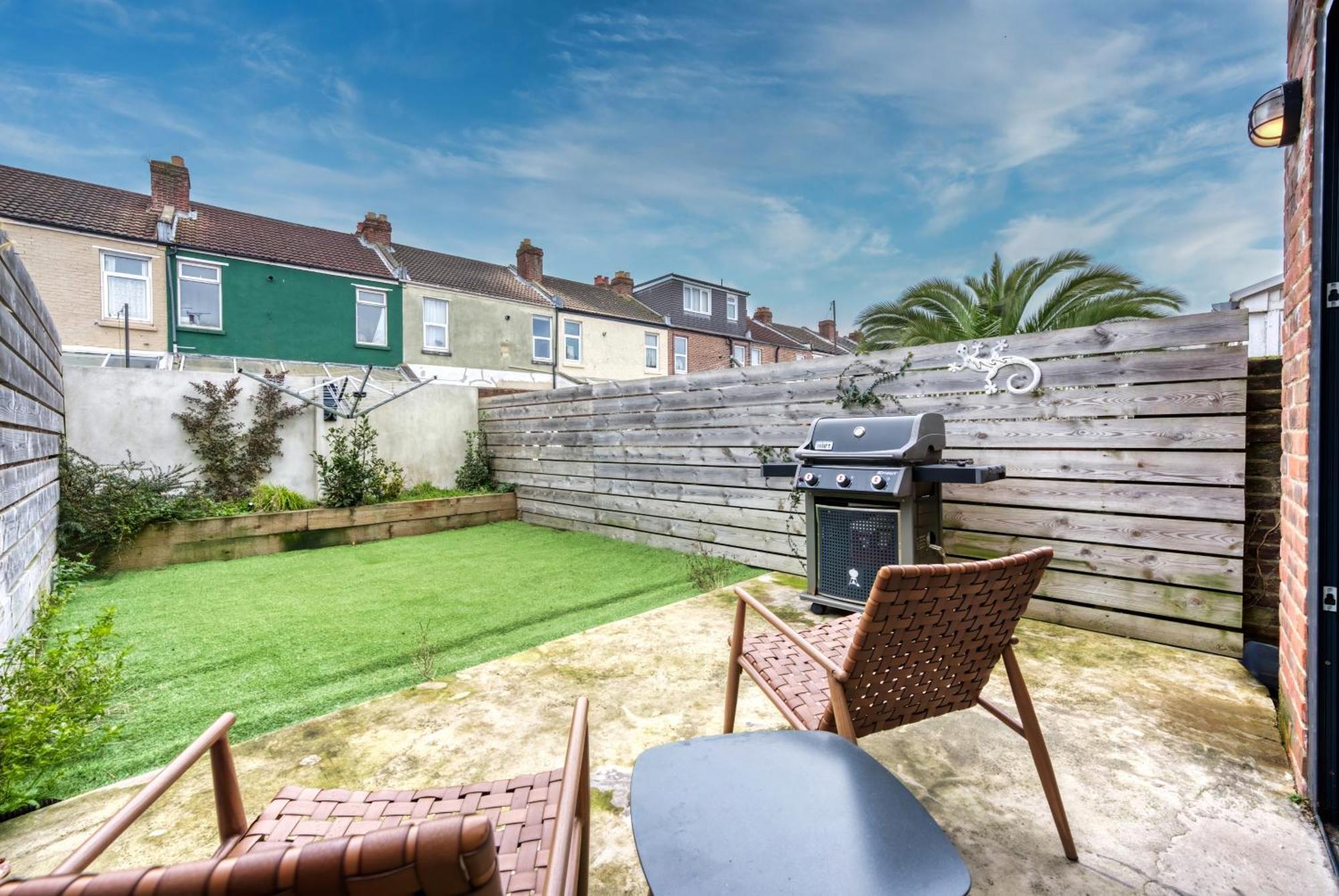 Guest house 4 Bed Gorgeous Open Plan Chic Townhouse, Central Portsmouth! Great For Groups-With Parking & Xbox - By Blue Puffin Stays Portsmouth