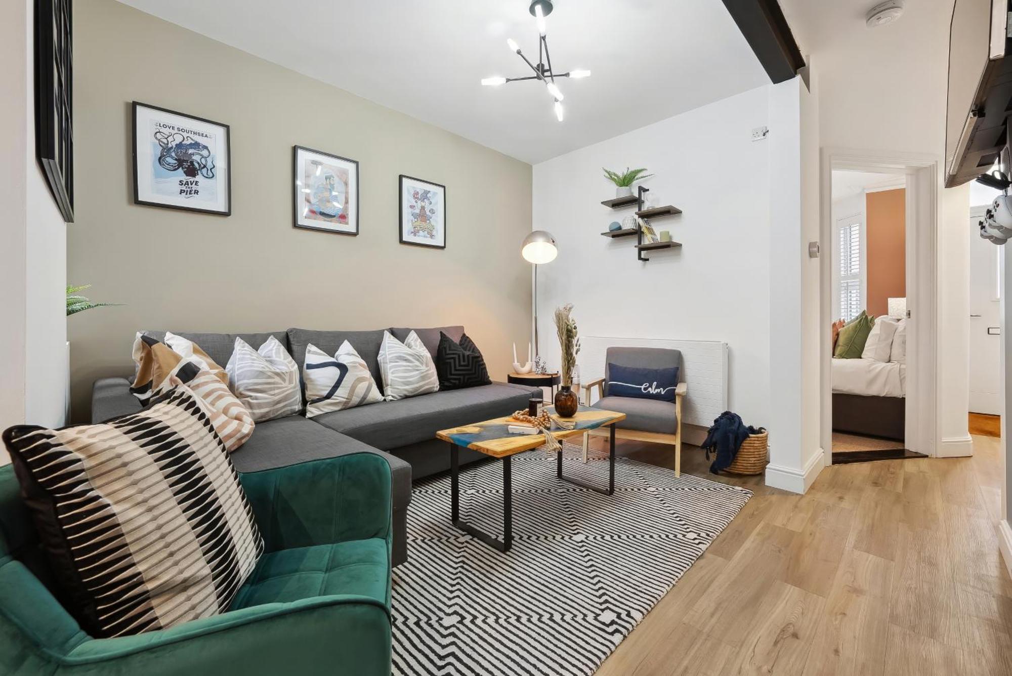 4 Bed Gorgeous Open Plan Chic Townhouse, Central Portsmouth! Great For Groups-With Parking & Xbox - By Blue Puffin Stays Portsmouth