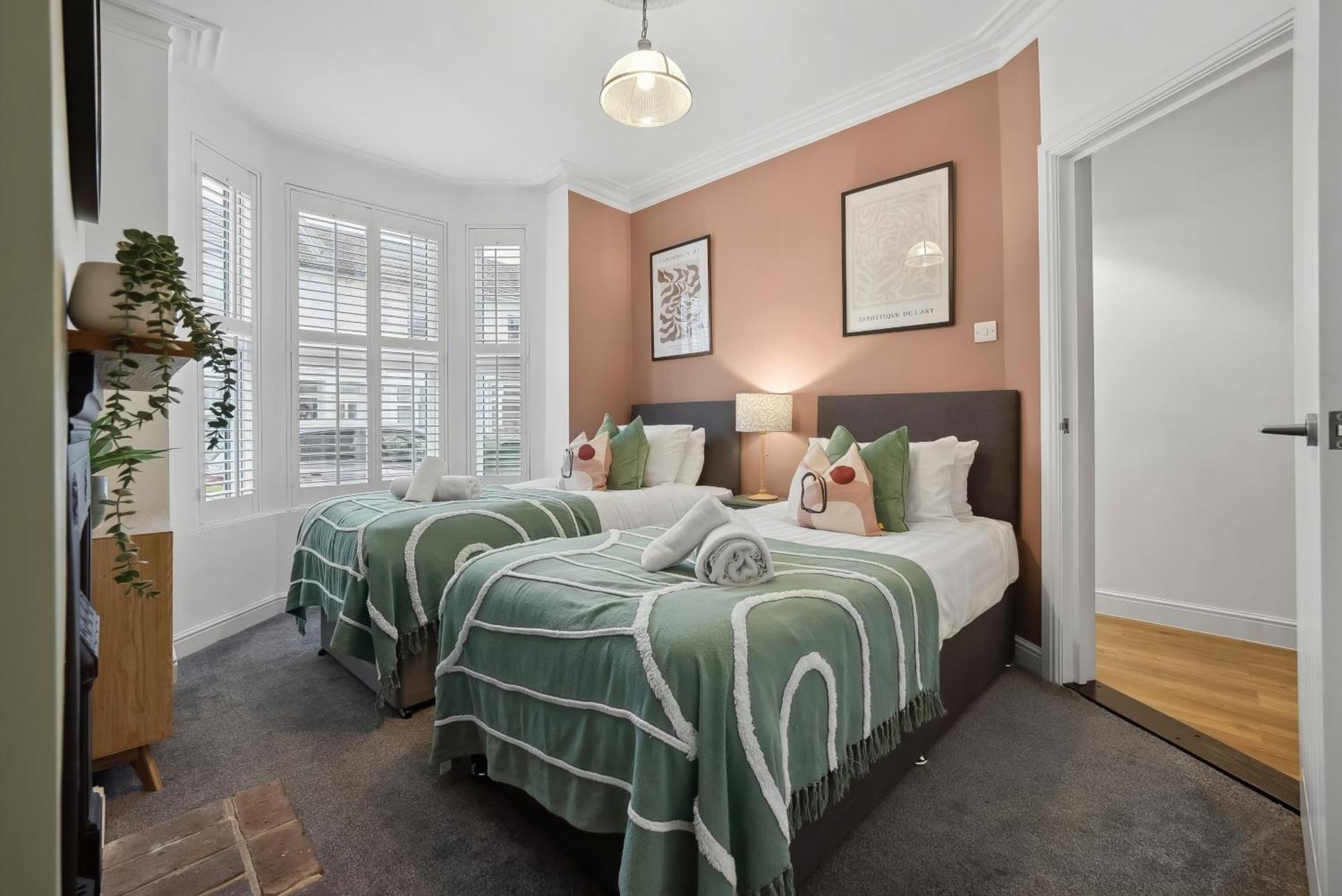 4 Bed Gorgeous Open Plan Chic Townhouse, Central Portsmouth! Great For Groups-With Parking & Xbox - By Blue Puffin Stays * Portsmouth