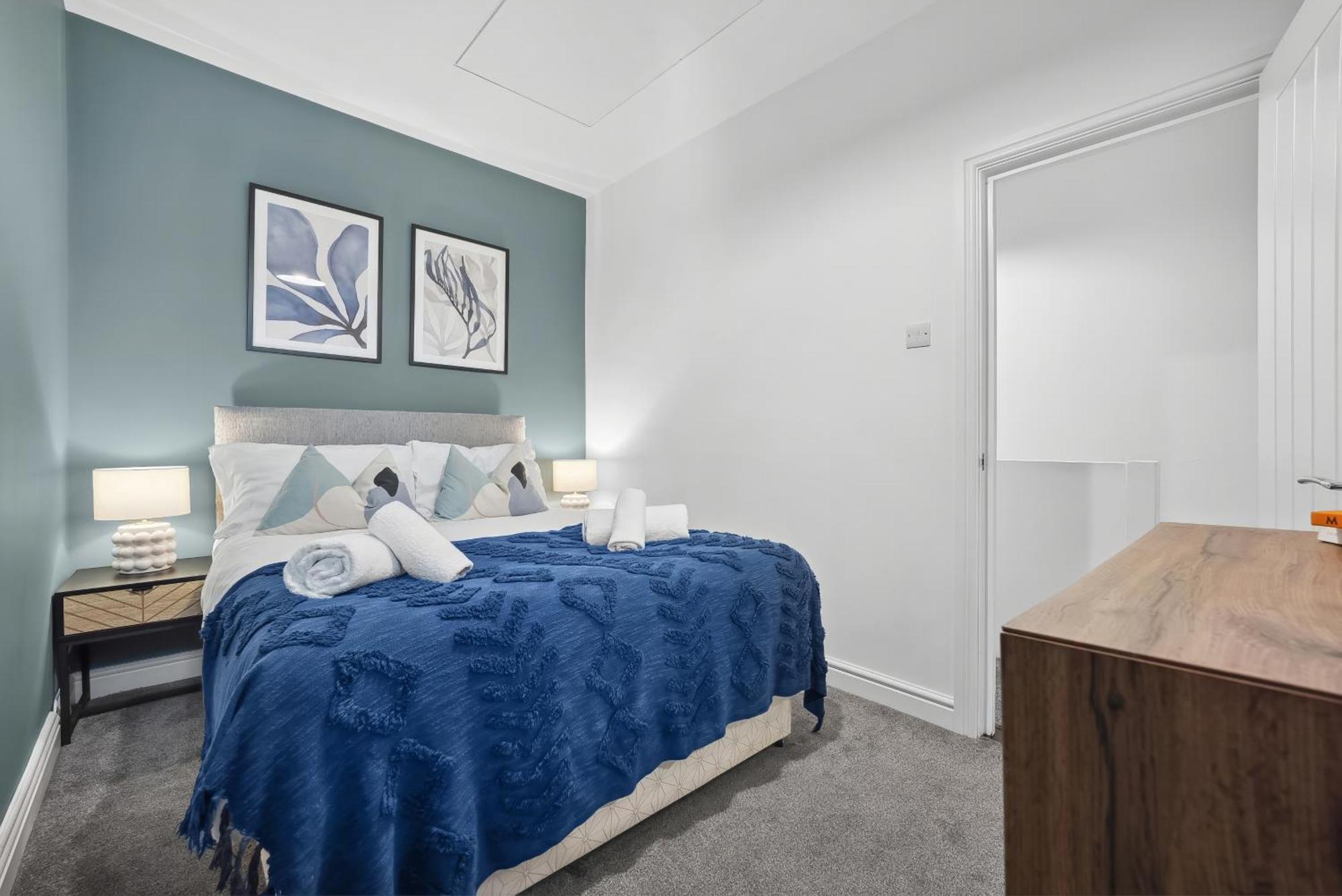 Guest house 4 Bed Gorgeous Open Plan Chic Townhouse, Central Portsmouth! Great For Groups-With Parking & Xbox - By Blue Puffin Stays