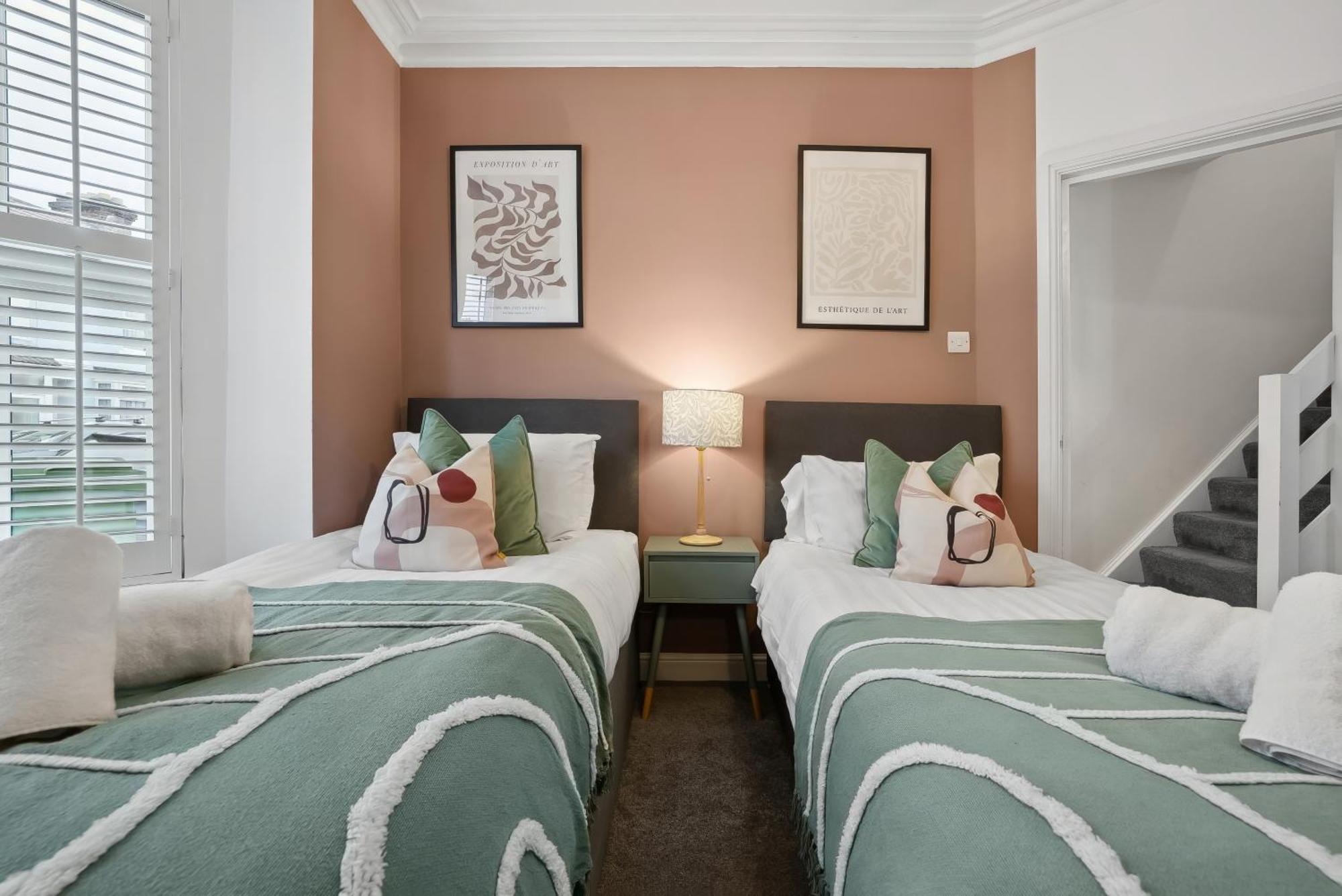 Guest house 4 Bed Gorgeous Open Plan Chic Townhouse, Central Portsmouth! Great For Groups-With Parking & Xbox - By Blue Puffin Stays Portsmouth
