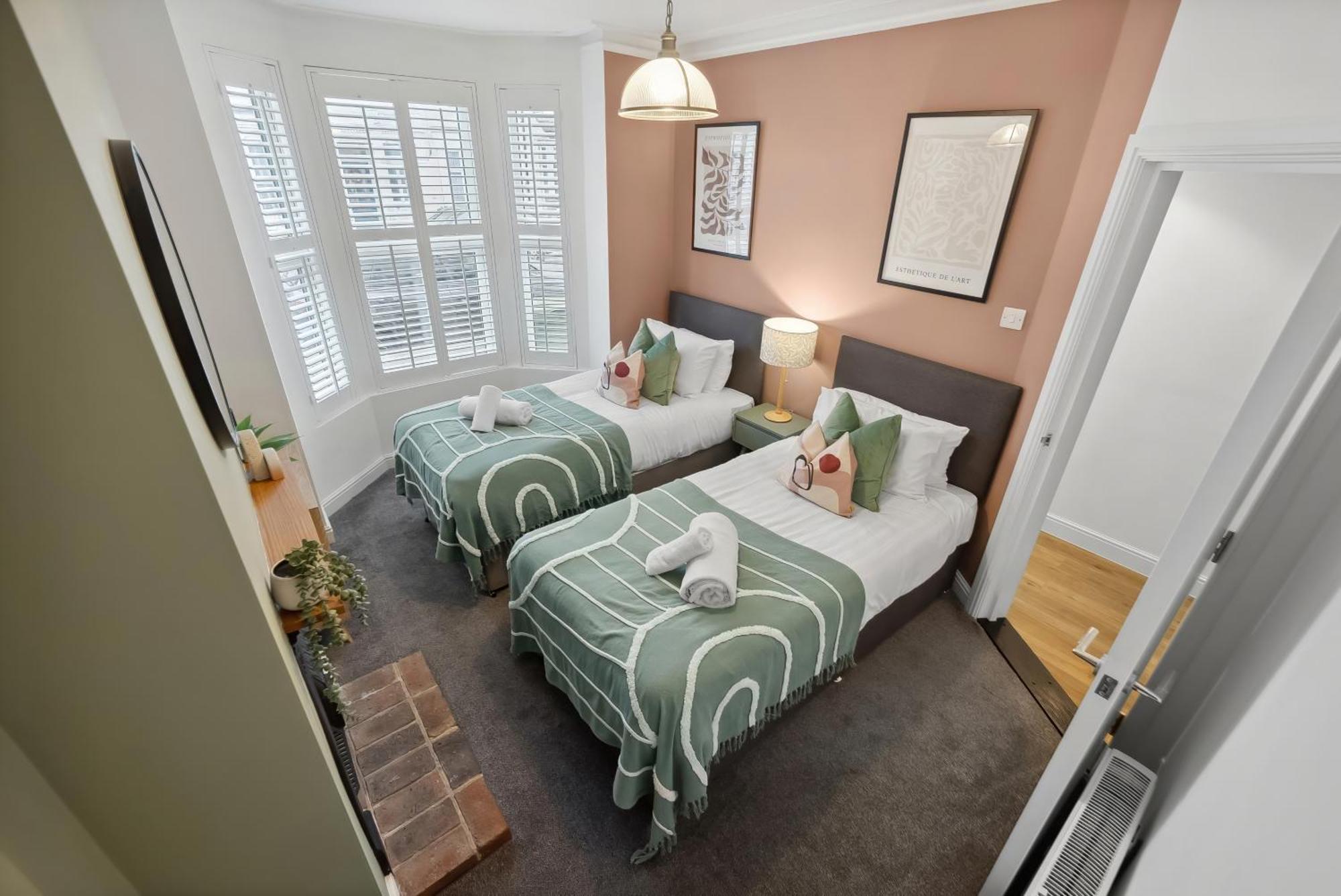 4 Bed Gorgeous Open Plan Chic Townhouse, Central Portsmouth! Great For Groups-With Parking & Xbox - By Blue Puffin Stays Guest house