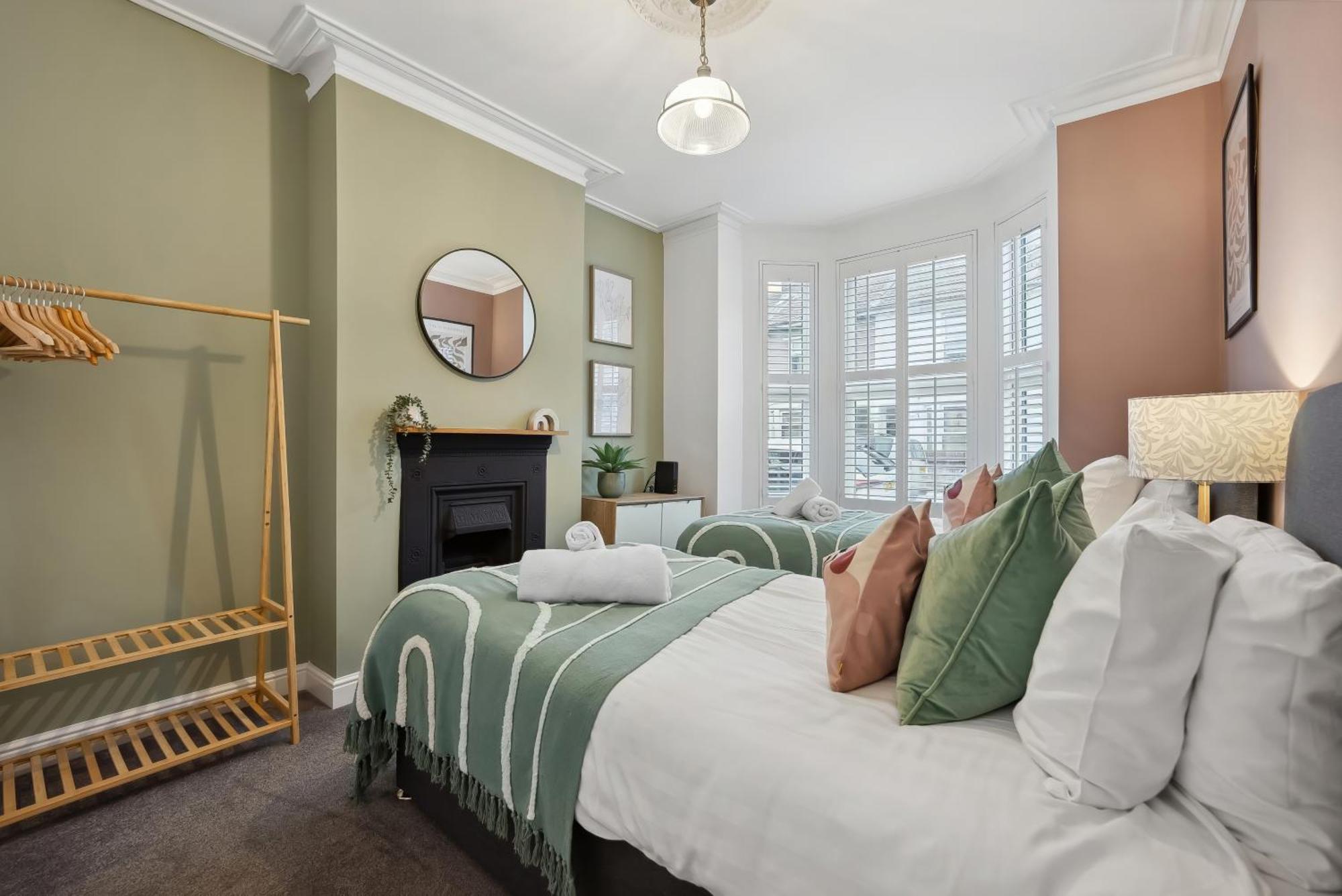 Guest house 4 Bed Gorgeous Open Plan Chic Townhouse, Central Portsmouth! Great For Groups-With Parking & Xbox - By Blue Puffin Stays