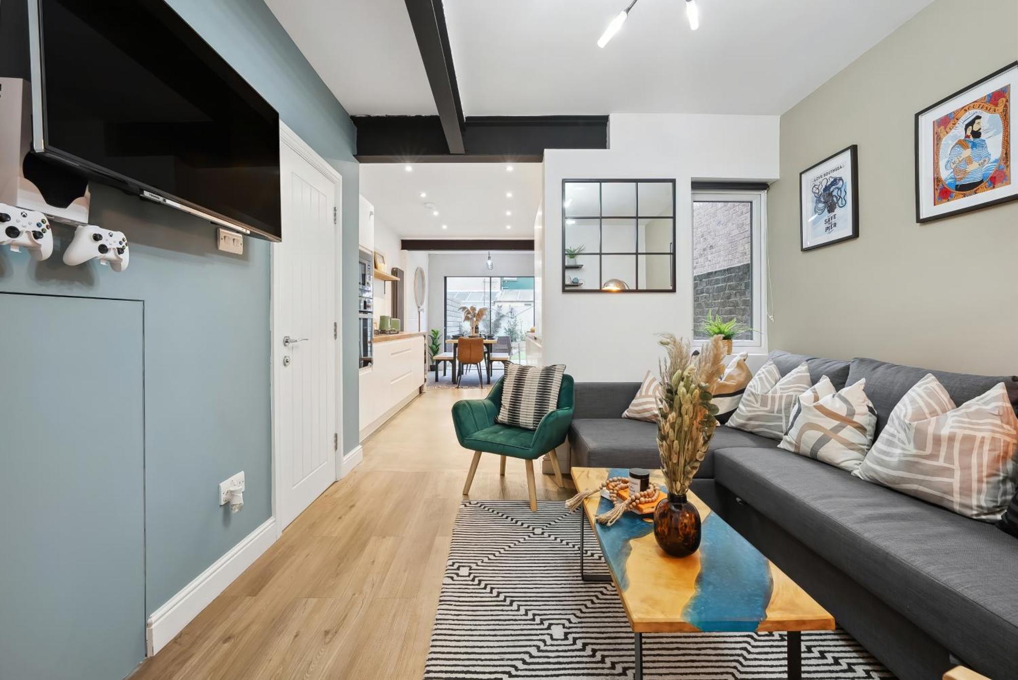 4 Bed Gorgeous Open Plan Chic Townhouse, Central Portsmouth! Great For Groups-With Parking & Xbox - By Blue Puffin Stays Guest house *