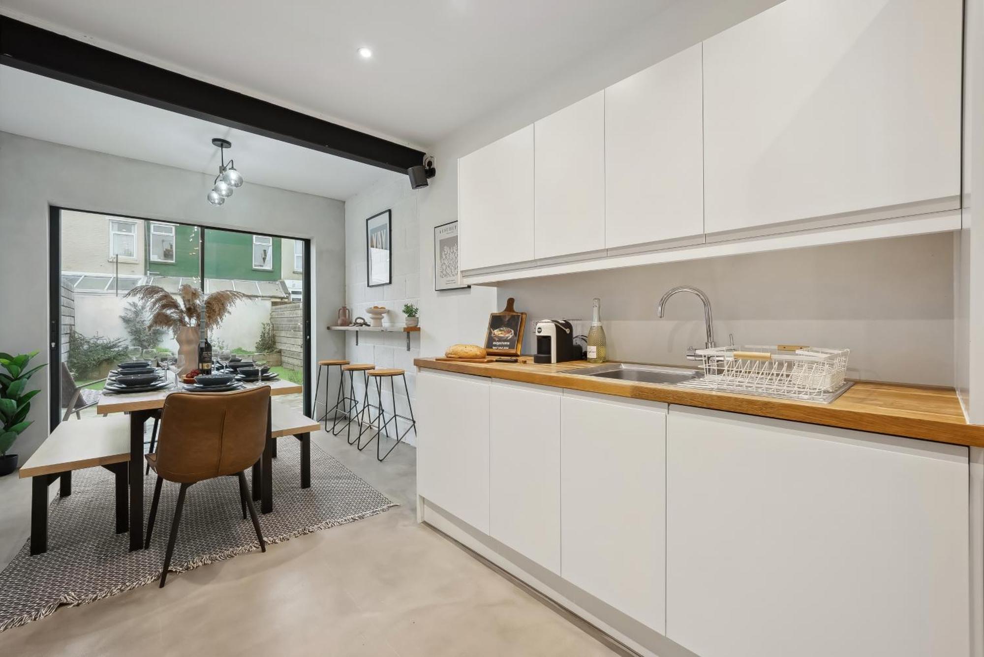Guest house 4 Bed Gorgeous Open Plan Chic Townhouse, Central Portsmouth! Great For Groups-With Parking & Xbox - By Blue Puffin Stays *