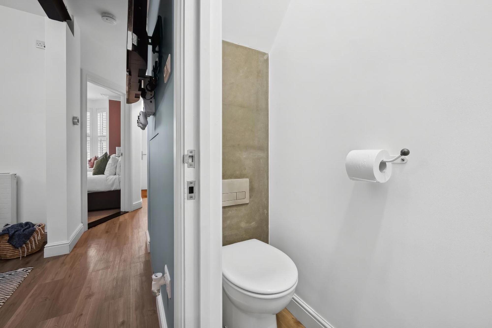 4 Bed Gorgeous Open Plan Chic Townhouse, Central Portsmouth! Great For Groups-With Parking & Xbox - By Blue Puffin Stays Guest house