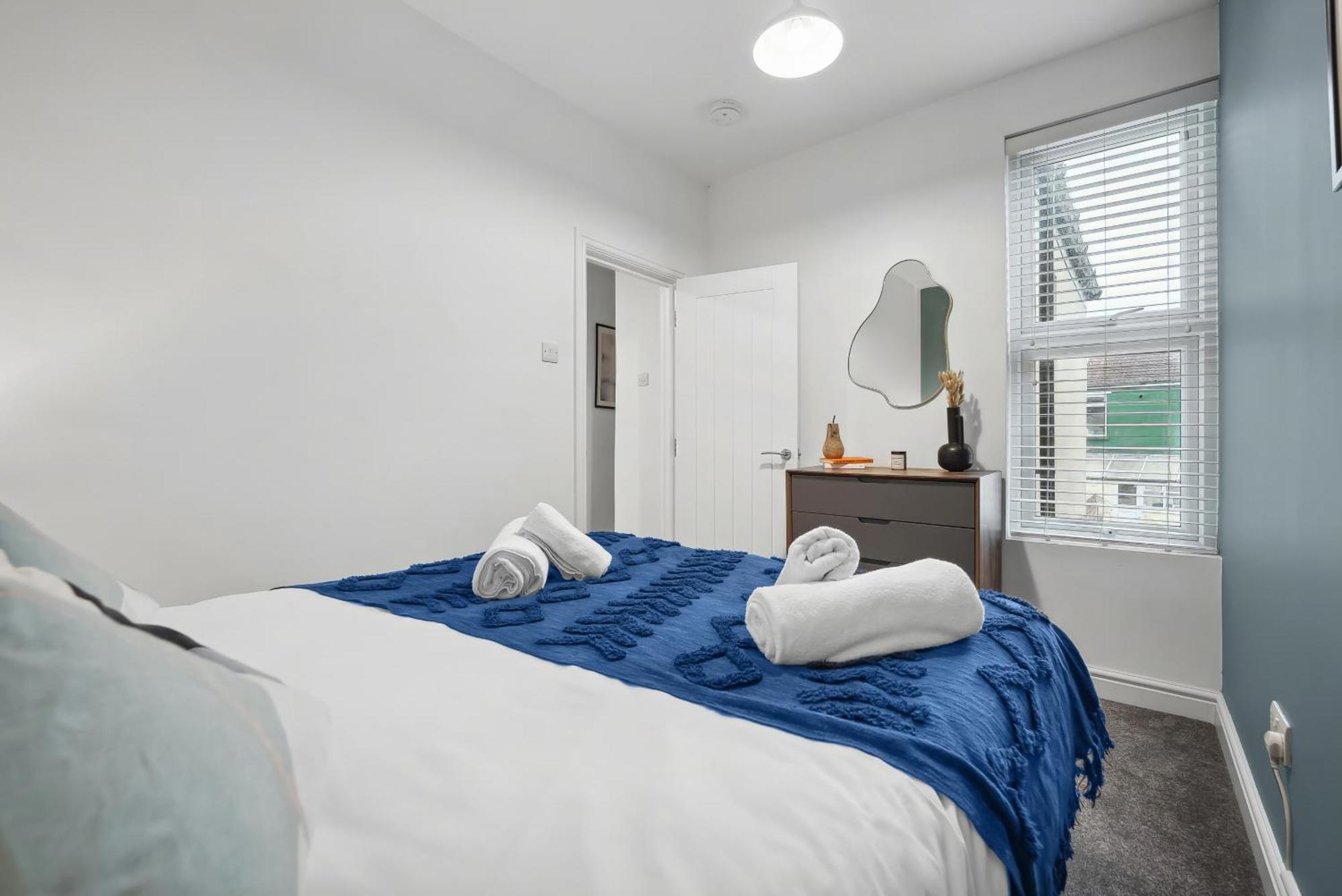 4 Bed Gorgeous Open Plan Chic Townhouse, Central Portsmouth! Great For Groups-With Parking & Xbox - By Blue Puffin Stays Guest house