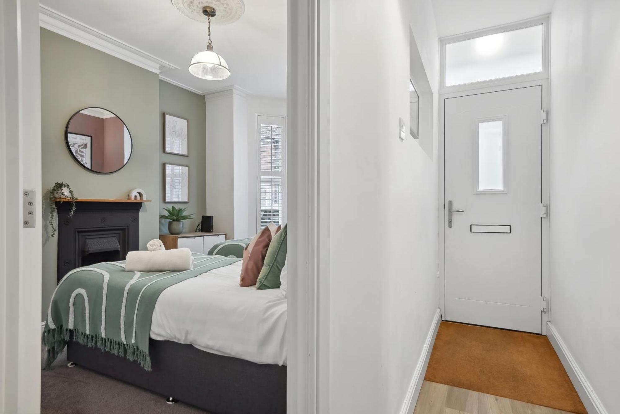 4 Bed Gorgeous Open Plan Chic Townhouse, Central Portsmouth! Great For Groups-With Parking & Xbox - By Blue Puffin Stays * Portsmouth