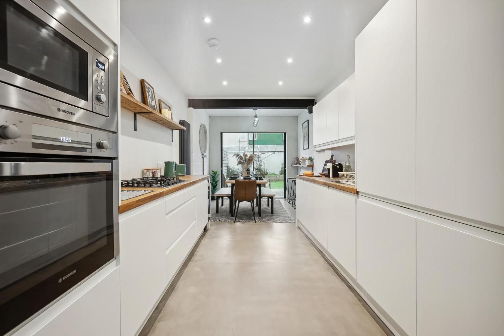 4 Bed Gorgeous Open Plan Chic Townhouse, Central Portsmouth! Great For Groups-With Parking & Xbox - By Blue Puffin Stays Guest house *