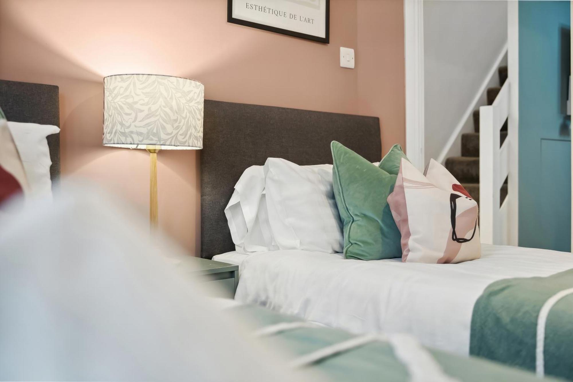4 Bed Gorgeous Open Plan Chic Townhouse, Central Portsmouth! Great For Groups-With Parking & Xbox - By Blue Puffin Stays Guest house Portsmouth