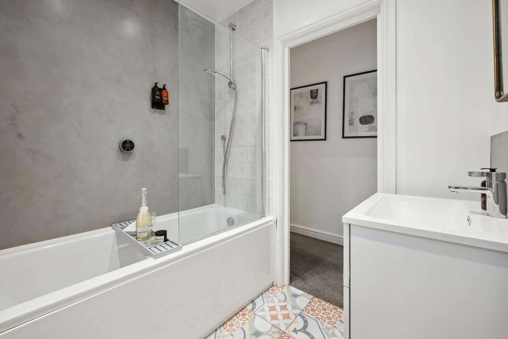 4 Bed Gorgeous Open Plan Chic Townhouse, Central Portsmouth! Great For Groups-With Parking & Xbox - By Blue Puffin Stays * Portsmouth