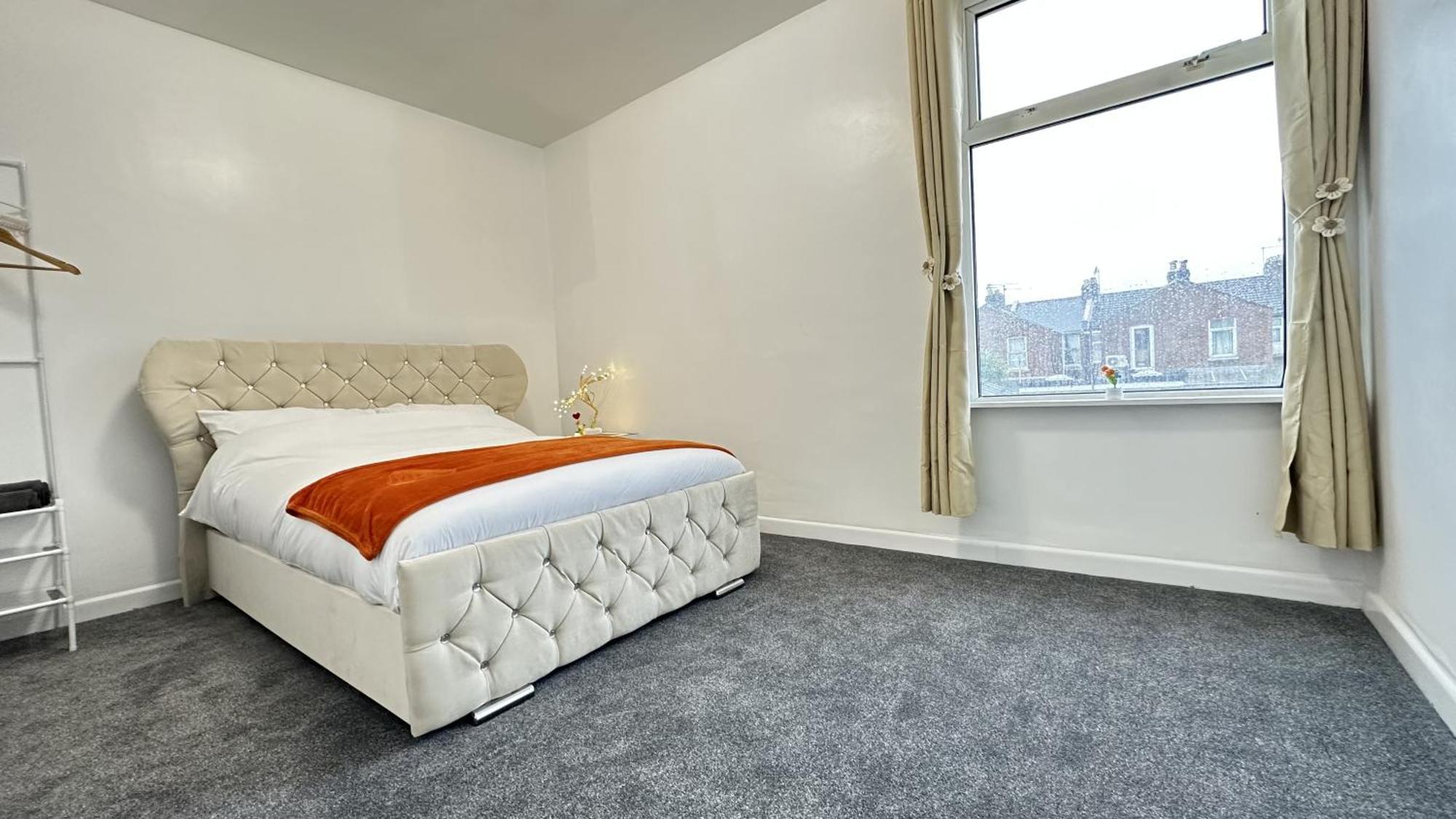 Large Double In - Mayhall Rd Guest house *