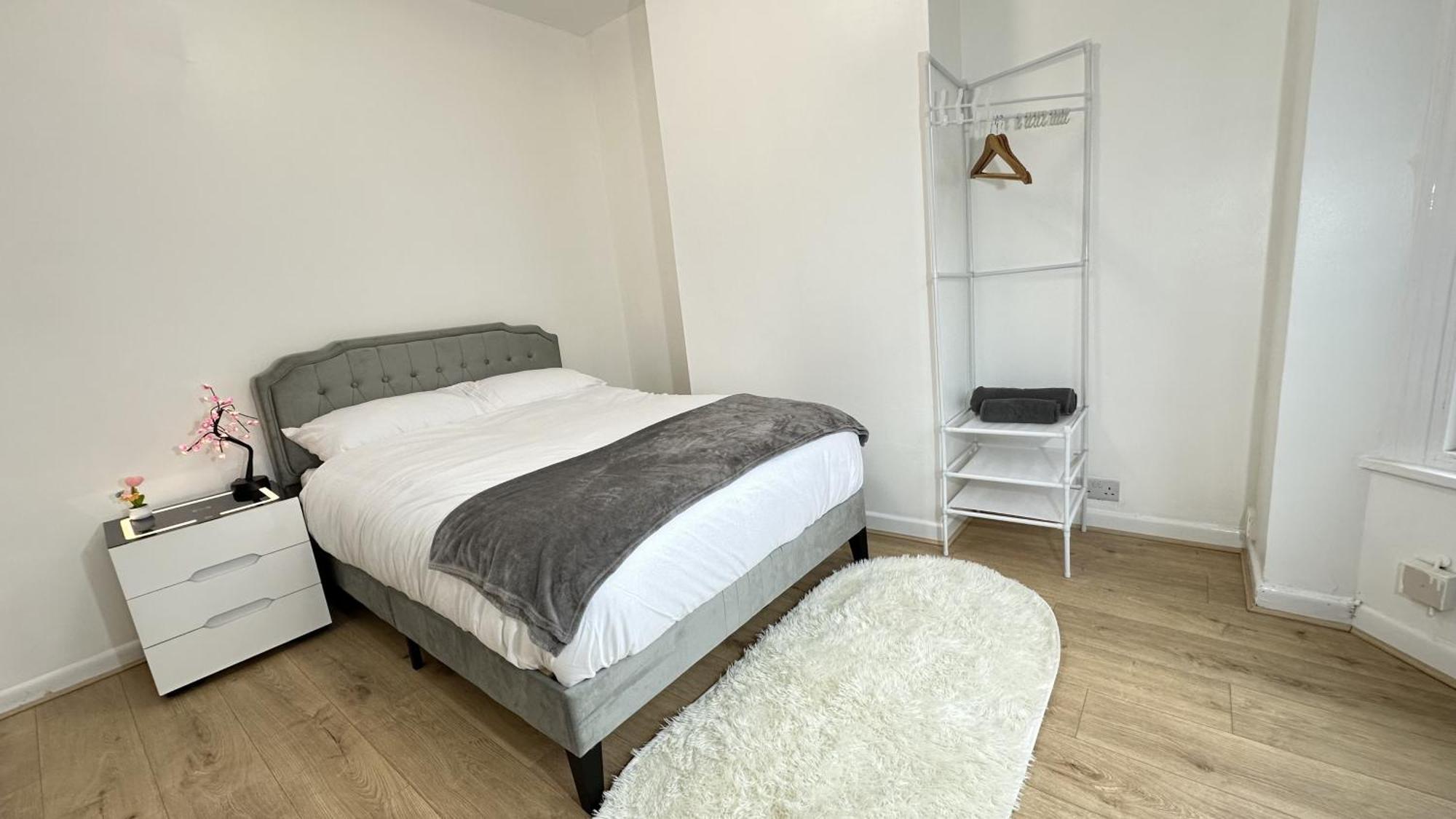 Large Double In - Mayhall Rd Guest house *