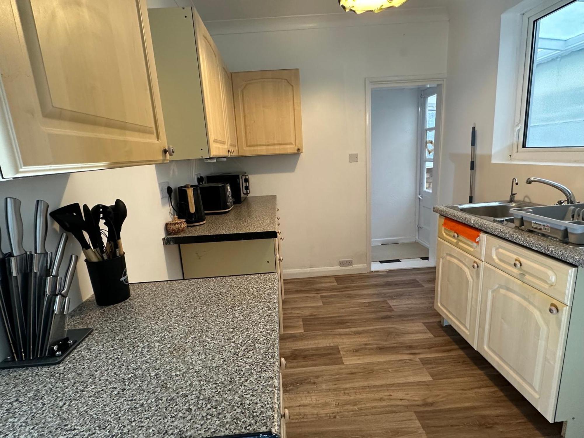 Guest house Large Double In - Mayhall Rd *