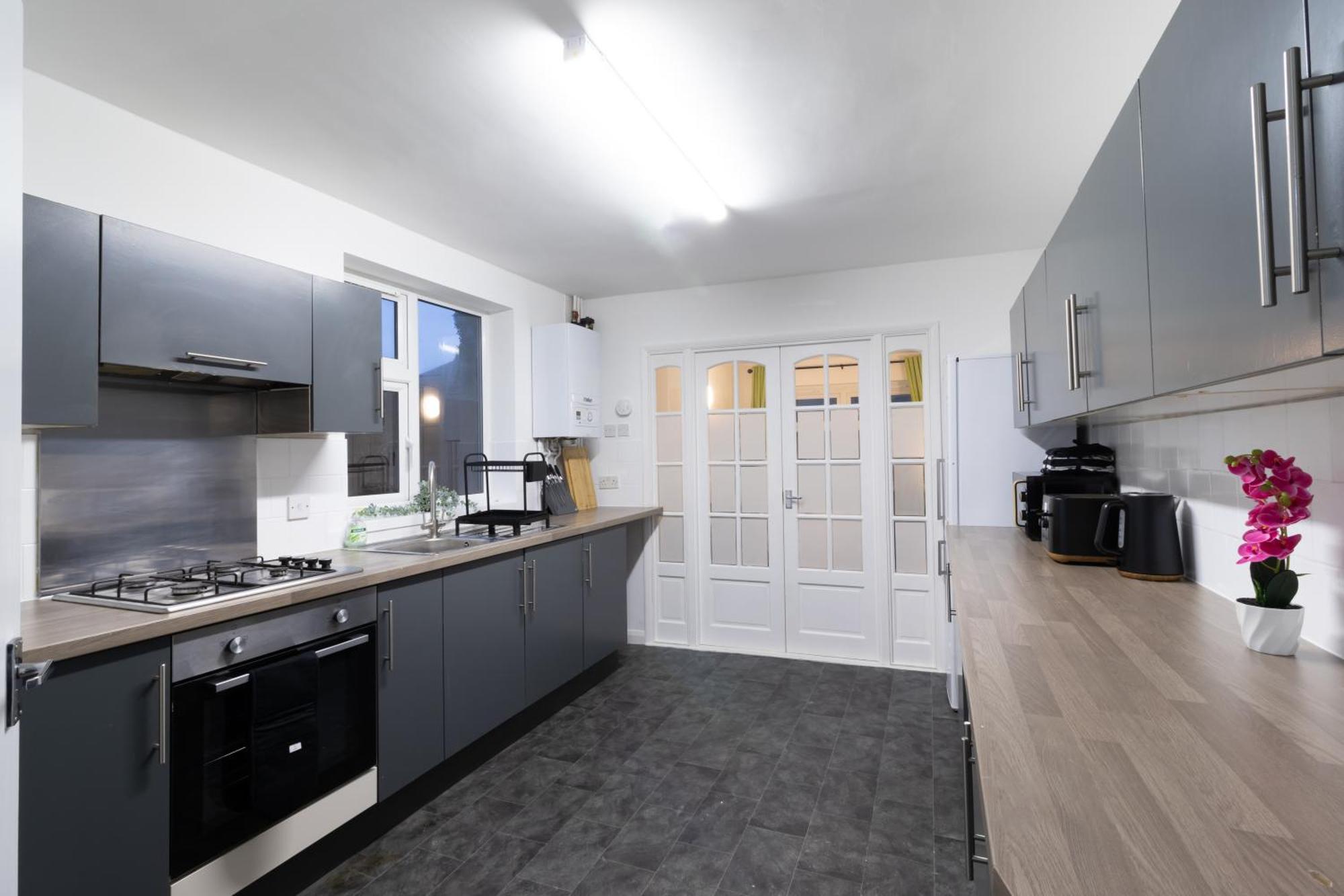 Open Mind Property- Luxury 5-bedroom Apartment