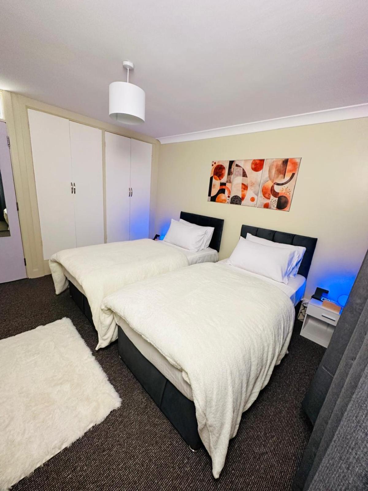 A Cozy In A Well Furnished Close To The Sea Front And Gun Wharf And Land Marks