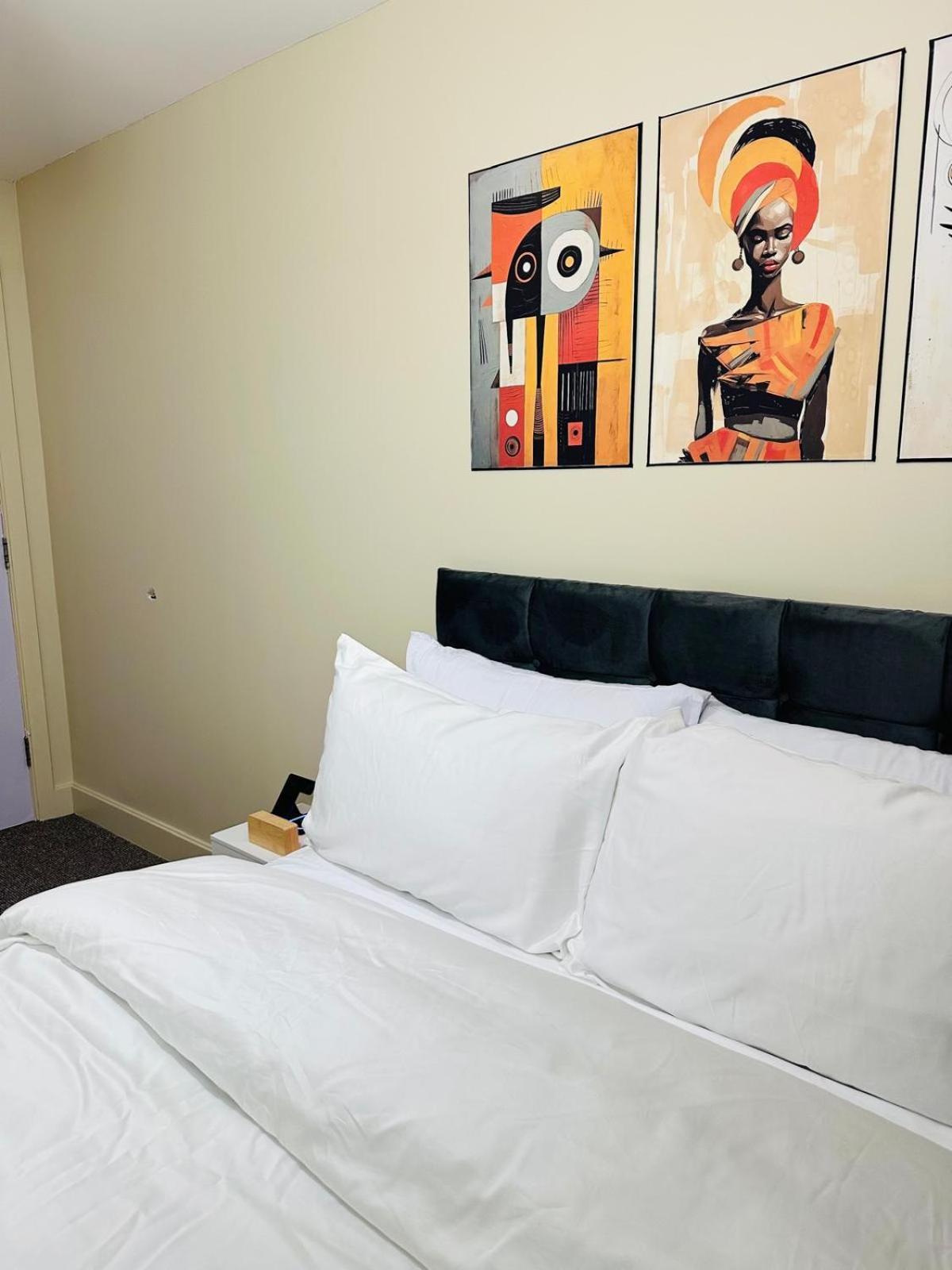 A Cozy In A Well Furnished Close To The Sea Front And Gun Wharf And Land Marks