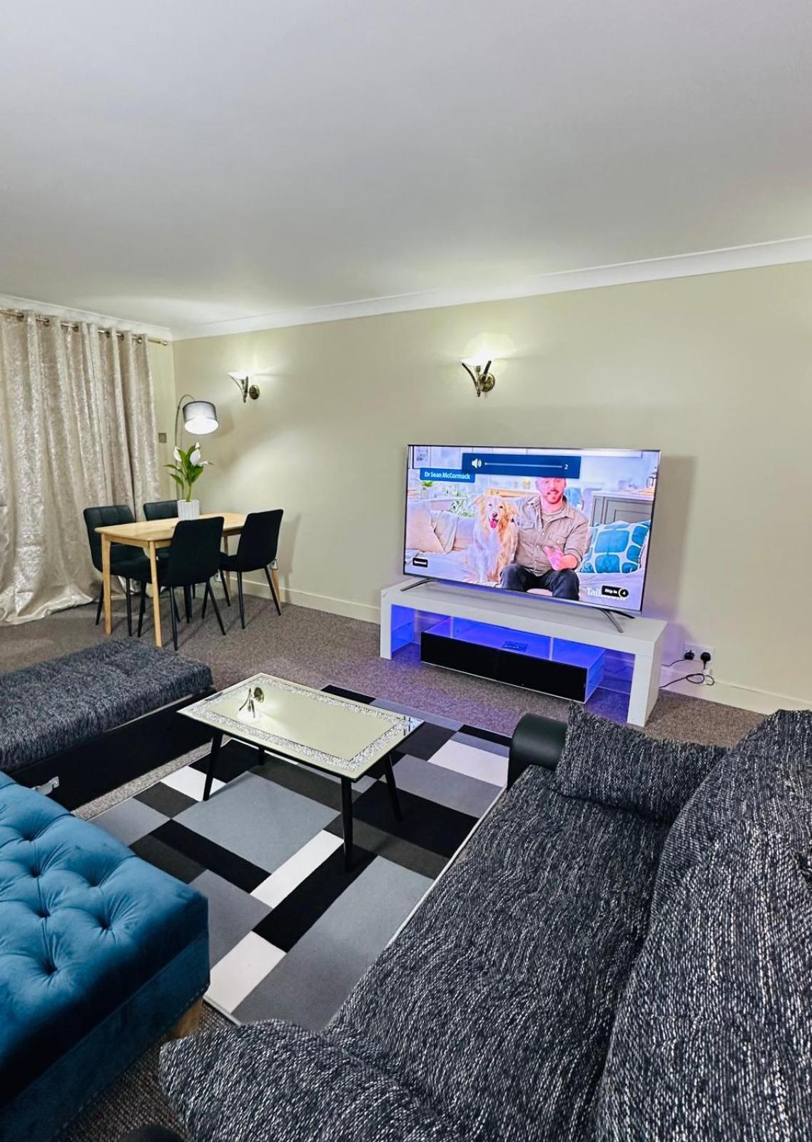 A Cozy In A Well Furnished Close To The Sea Front And Gun Wharf And Land Marks Guest house
