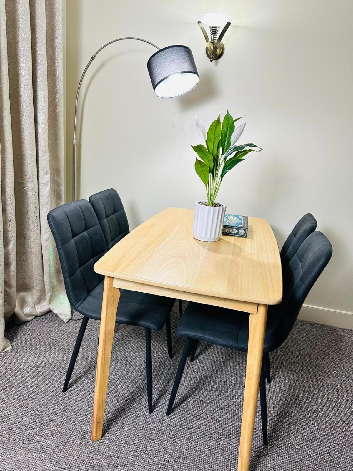 A Cozy In A Well Furnished Close To The Sea Front And Gun Wharf And Land Marks Portsmouth
