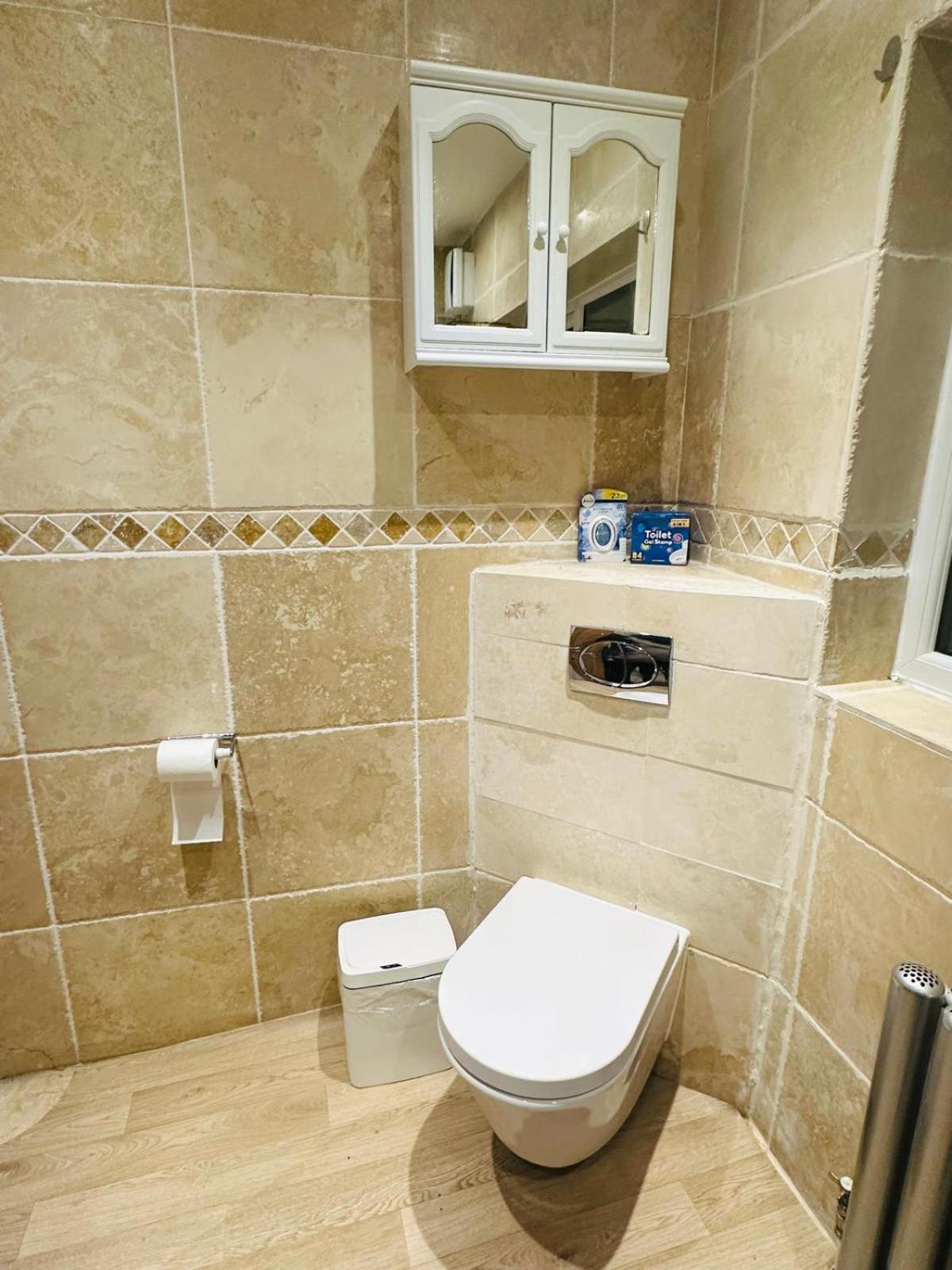 Guest house A Cozy In A Well Furnished Close To The Sea Front And Gun Wharf And Land Marks *