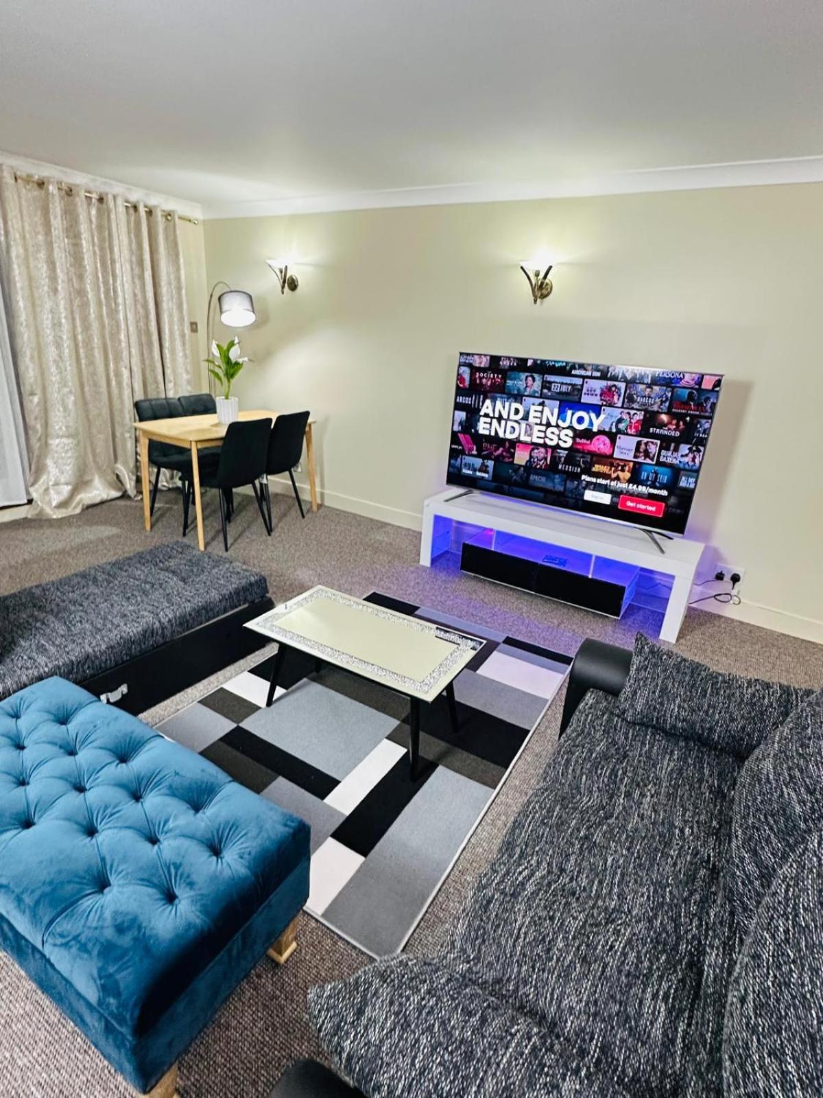 A Cozy In A Well Furnished Close To The Sea Front And Gun Wharf And Land Marks Portsmouth