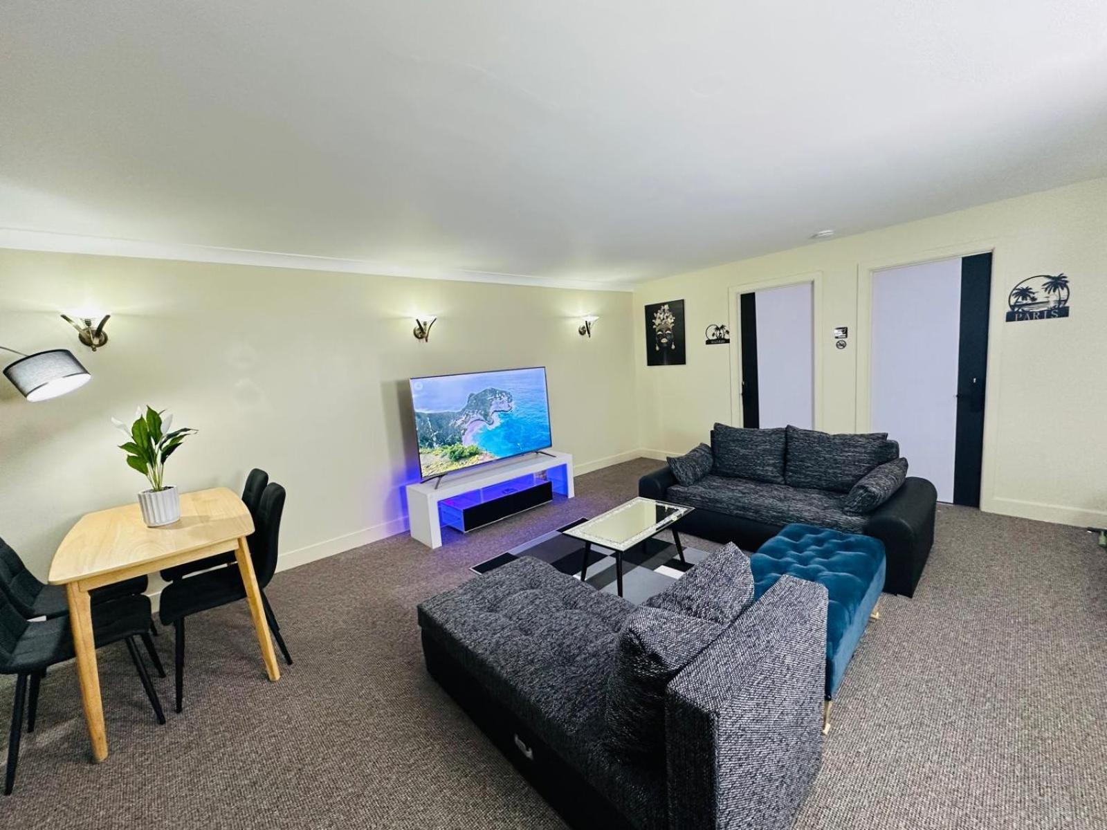 A Cozy In A Well Furnished Close To The Sea Front And Gun Wharf And Land Marks Guest house *