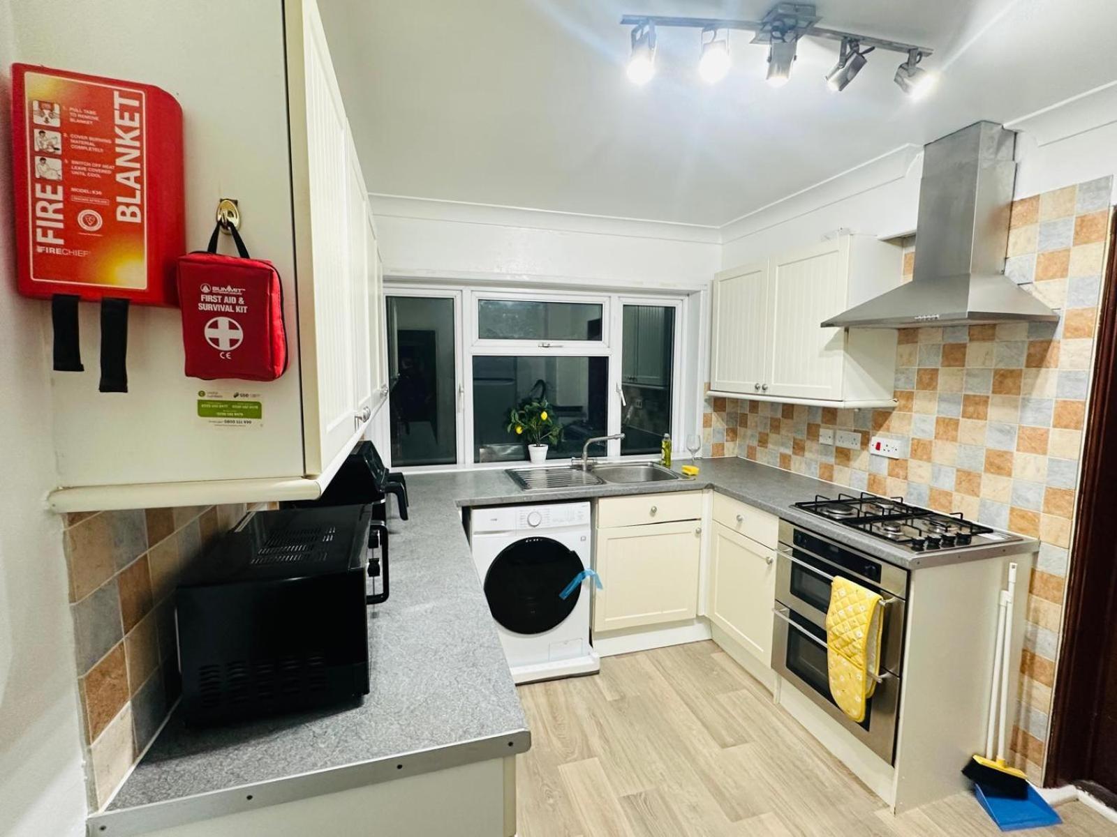 Guest house A Cozy In A Well Furnished Close To The Sea Front And Gun Wharf And Land Marks