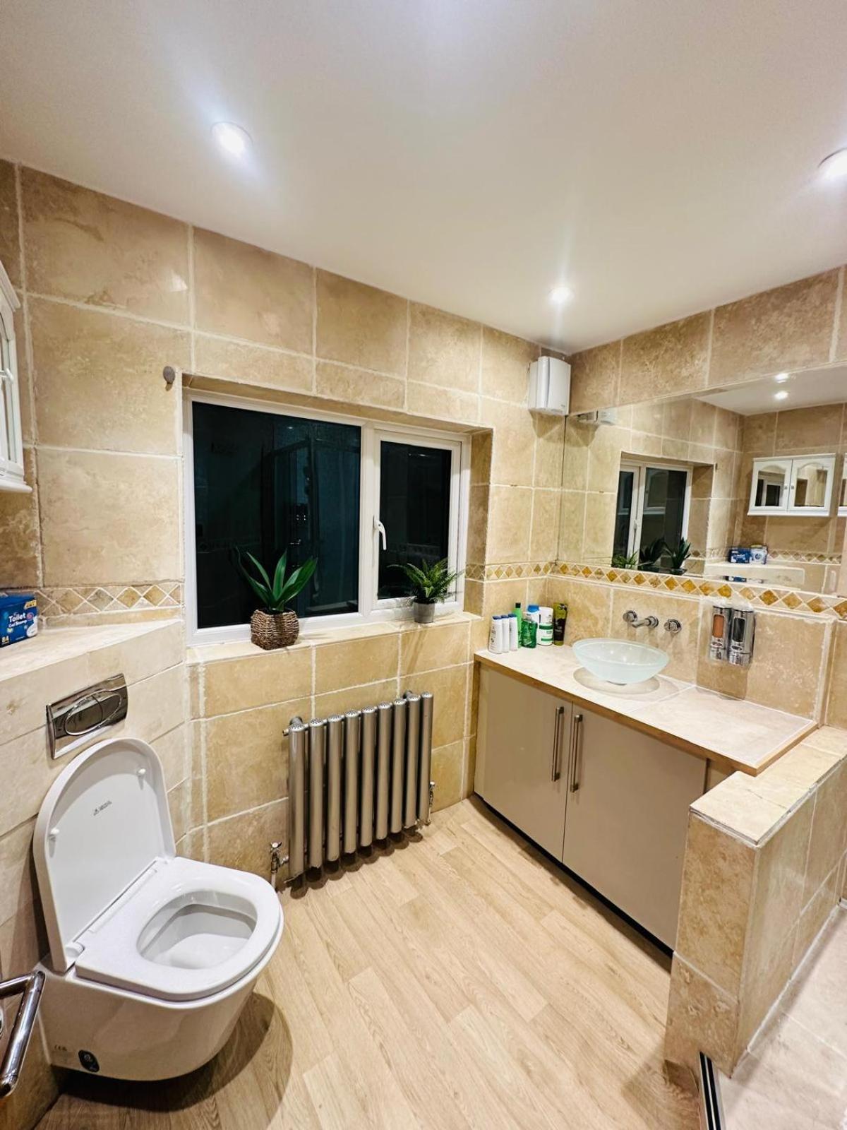 A Cozy In A Well Furnished Close To The Sea Front And Gun Wharf And Land Marks *