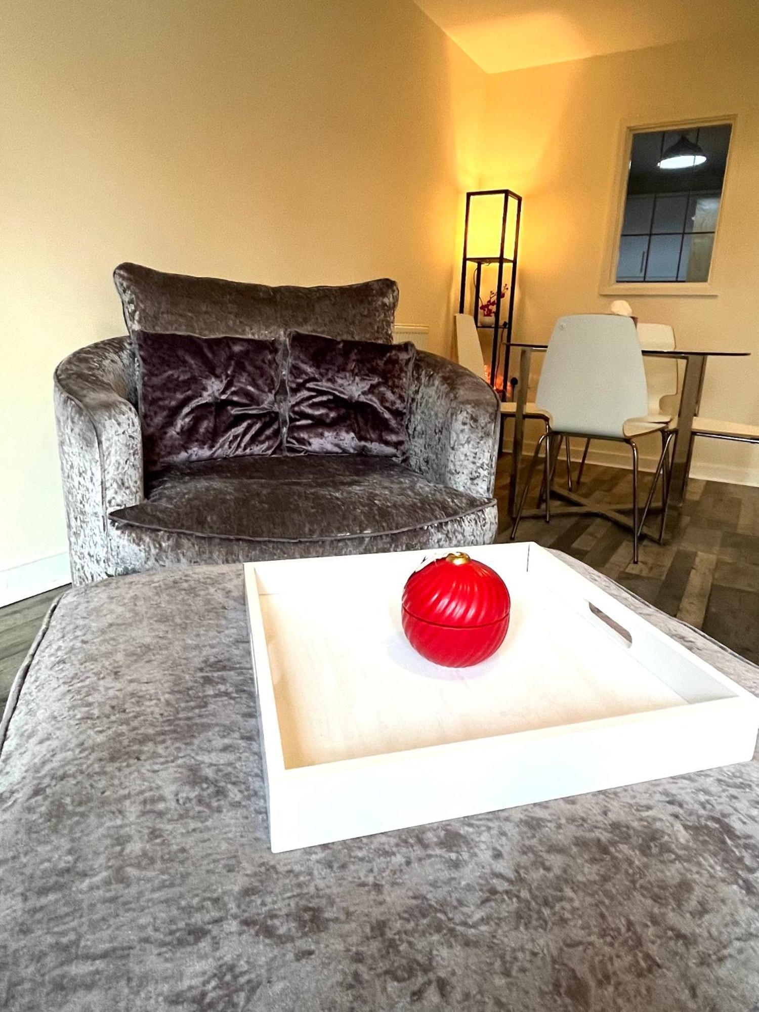 Spacious Two Bedrooms For Business And Apartment *