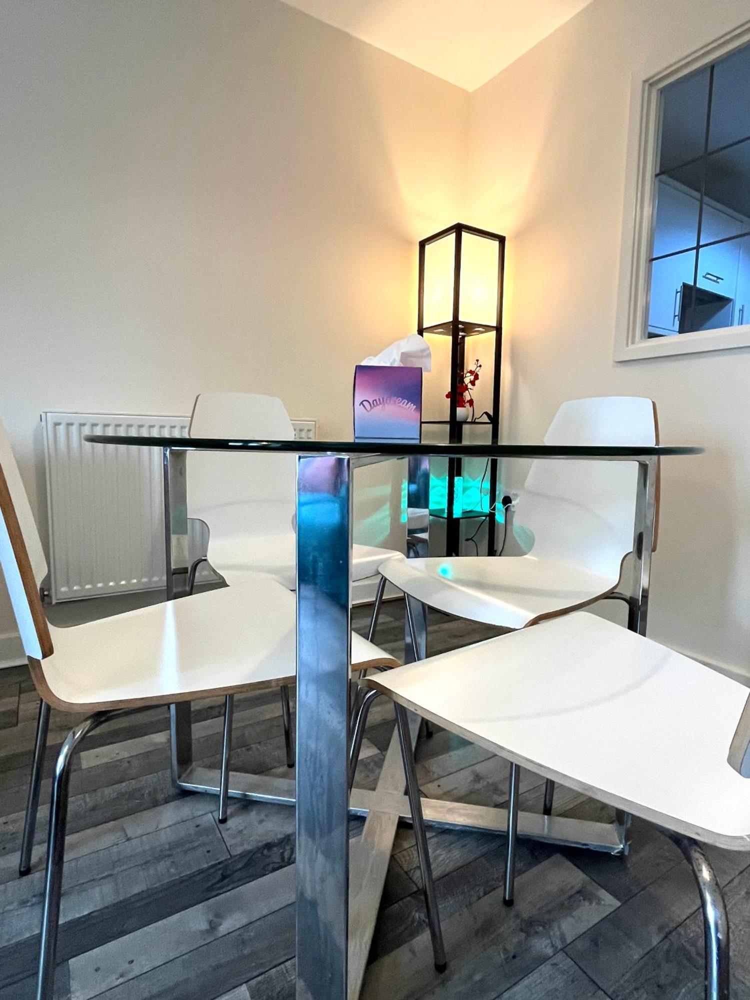 Spacious Two Bedrooms For Business And *